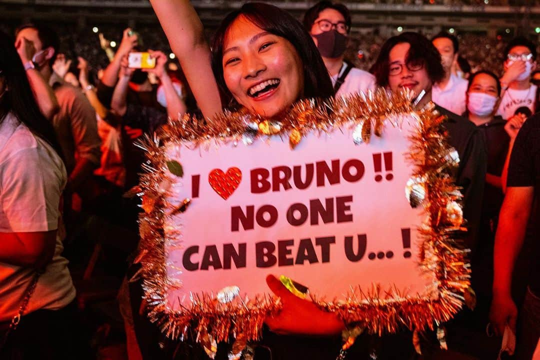 ブルーノ・マーズさんのインスタグラム写真 - (ブルーノ・マーズInstagram)「Thank you Japan for everything!!! I love you ♥️ 🇯🇵🫰」10月31日 12時47分 - brunomars