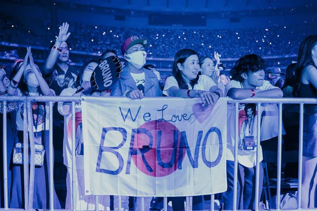 ブルーノ・マーズさんのインスタグラム写真 - (ブルーノ・マーズInstagram)「Thank you Japan for everything!!! I love you ♥️ 🇯🇵🫰」10月31日 12時47分 - brunomars