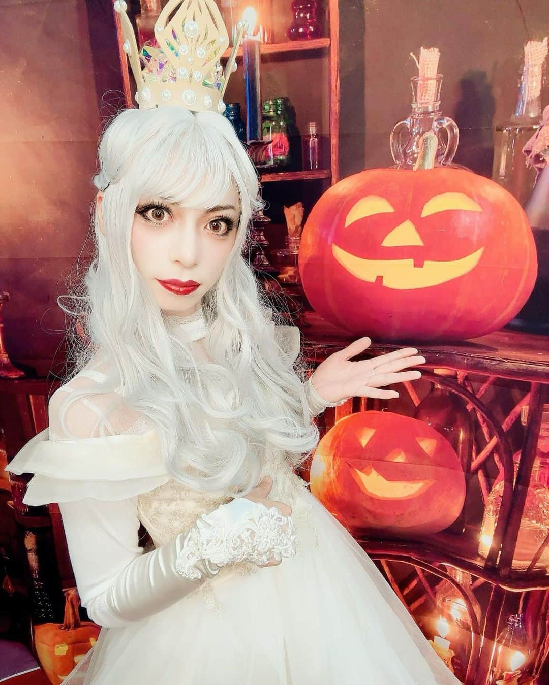 SARSHIのインスタグラム：「Happy Halloween!! #halloween #コスプレ #女装 #aliceinwonderland #アリスインワンダーランド #白の女王 #v系」