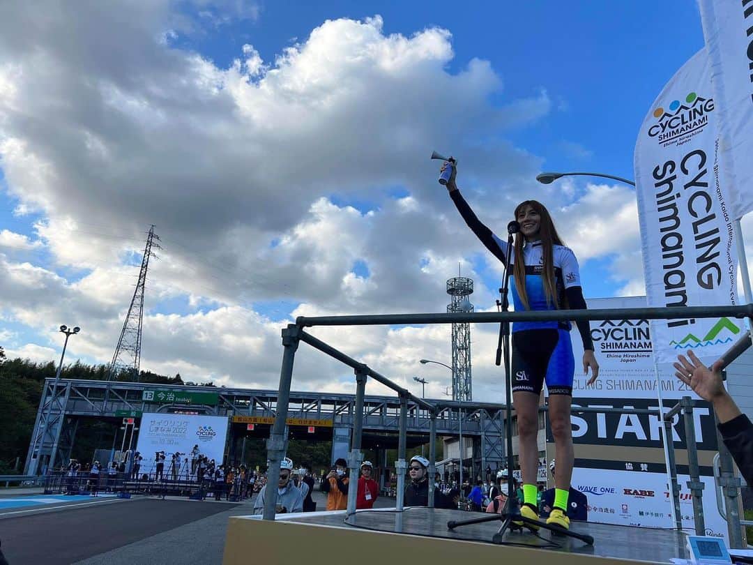 道端カレンのインスタグラム：「🚴‍♀️  サイクリングしまなみ 2022  無事終了致しました！  2013年のプレ大会から始まり、今回5回目となる、サイクリングしまなみは、 4年に1度はエントリー数7000人、2年に1度はその半分の数で開催するというものでして、コロナ禍で、2018年振りの大会となりました。 今年は7000人のライダーがしまなみ街道を走られました。  2018年でもスターターを務めさせていただいたり、前日のサミットでは、ツールド東北広報大使として、ツールド東北の活動についてYahoo!のかたと共に登壇させていただき、お話しさせていただいたりもしました。  2019年には、今治しまなみ街道自転車大使に任命を頂き、しまなみ街道大使として今回も参加させていただきました。  写真5枚目からは、前回大会2018年のサイクリングしまなみのものです。  #サイクリングしまなみ #今治しまなみ街道自転車大使」