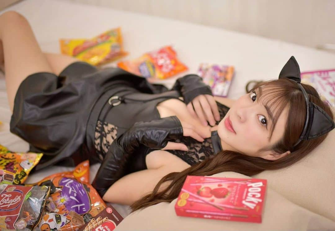 原満莉菜のインスタグラム：「🎃🦇🕸HAPPY HELLOWEEN🍪🍫🍭  🐈‍⬛🖤🤍🐈‍⬛🖤🤍🐈‍⬛🖤🤍🐈‍⬛🖤🤍🐈‍⬛🖤🤍🐈‍⬛🖤🤍🐈‍⬛🖤🤍  ． ． ． ．  #halloween #happyhalloween  #happyhalloween🎃 #Cosplay #cosplaygirl #cosplayer #cosplaysexy #cosplayersofinstagram #黒猫 #くろねこ #sexy #hot #hotmodel #black #お菓子 #🎃 #👻 #🍬 #🍫 #🍭 #🍪 #😈 #🐈‍⬛ #🖤 #🤍」