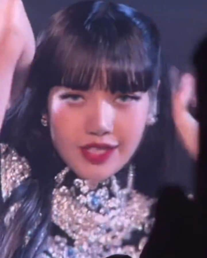 リサのインスタグラム：「Bornpink World Tour in HOUSTON—day 2 fancam . . ctto: . #LISA #LALISA #리사 #블랙핑크 #BLACKPINK #LALISAMANOBAN #LALISAMANOBAL #blackpinklisa #lisablackpink」