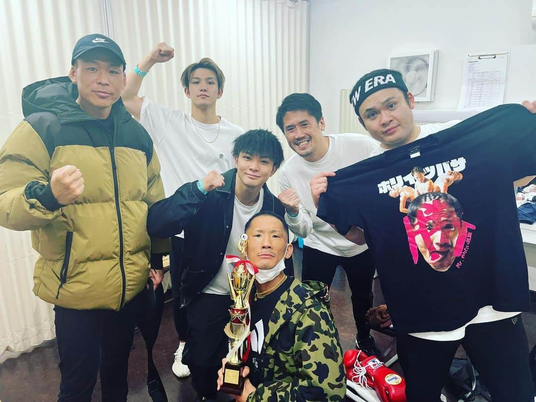 堀井翼のインスタグラム：「秋元率いる最強のteam セコンドが最強  #秋元遼平　トレーナー #鈴木勇人 #玖村将史  #尾崎圭司　代表 #玖村修平」