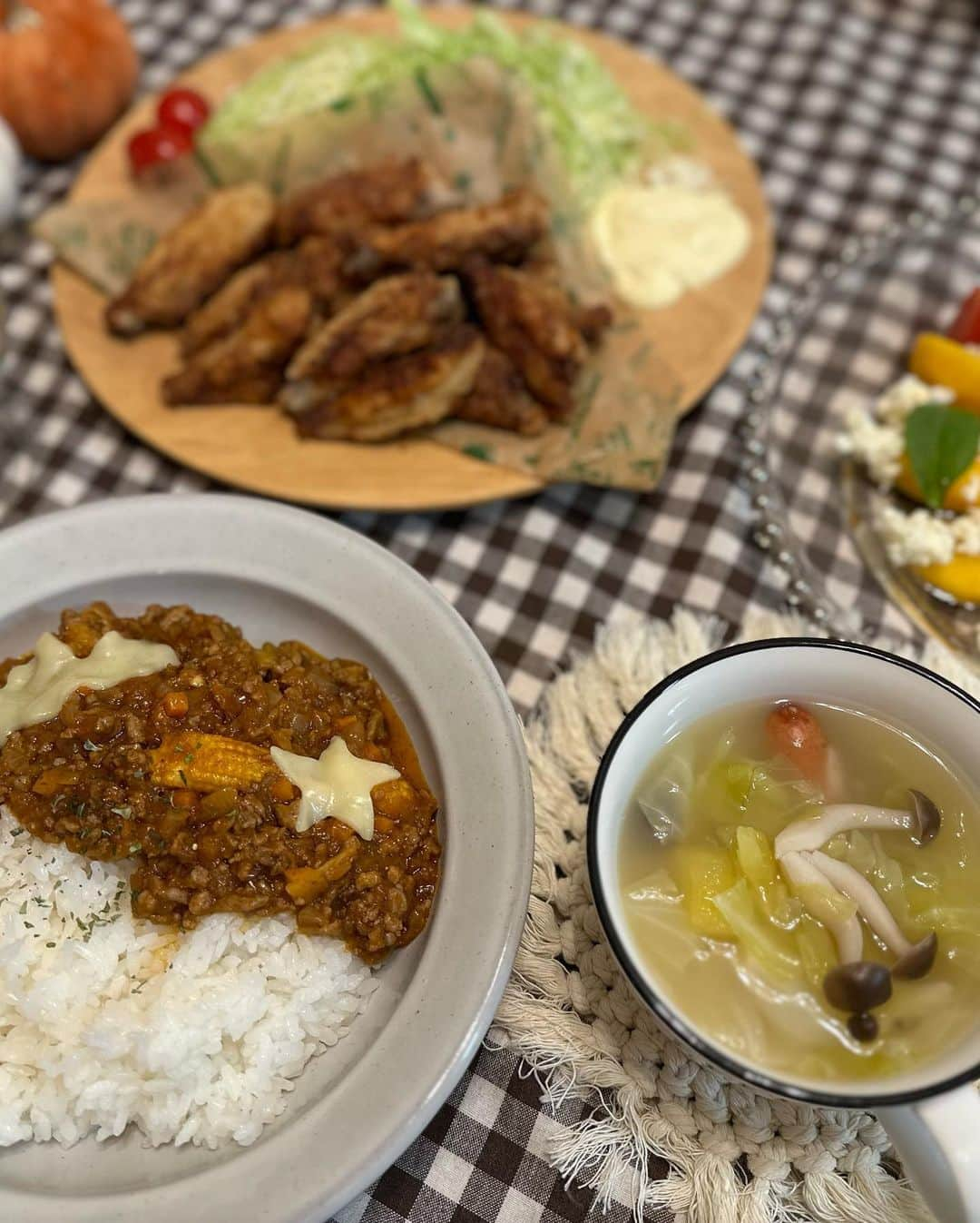 ほしのこさんのインスタグラム写真 - (ほしのこInstagram)「ハロウィンディナー🎃🍛  幼稚園から持って帰って来てくれた さつまいも🍠をドライカレーにもポトフにも沢山入れたよ♡  かぼちゃの煮物はOisixの♬ 出来物で楽ちん〜😃  #ドライカレー#ポトフ#手羽元の唐揚げ#柿とモッツァレラのカプレーゼ #ドライカレーメニュー#ハロウィンメニュー」10月31日 19時37分 - hoshinoko728