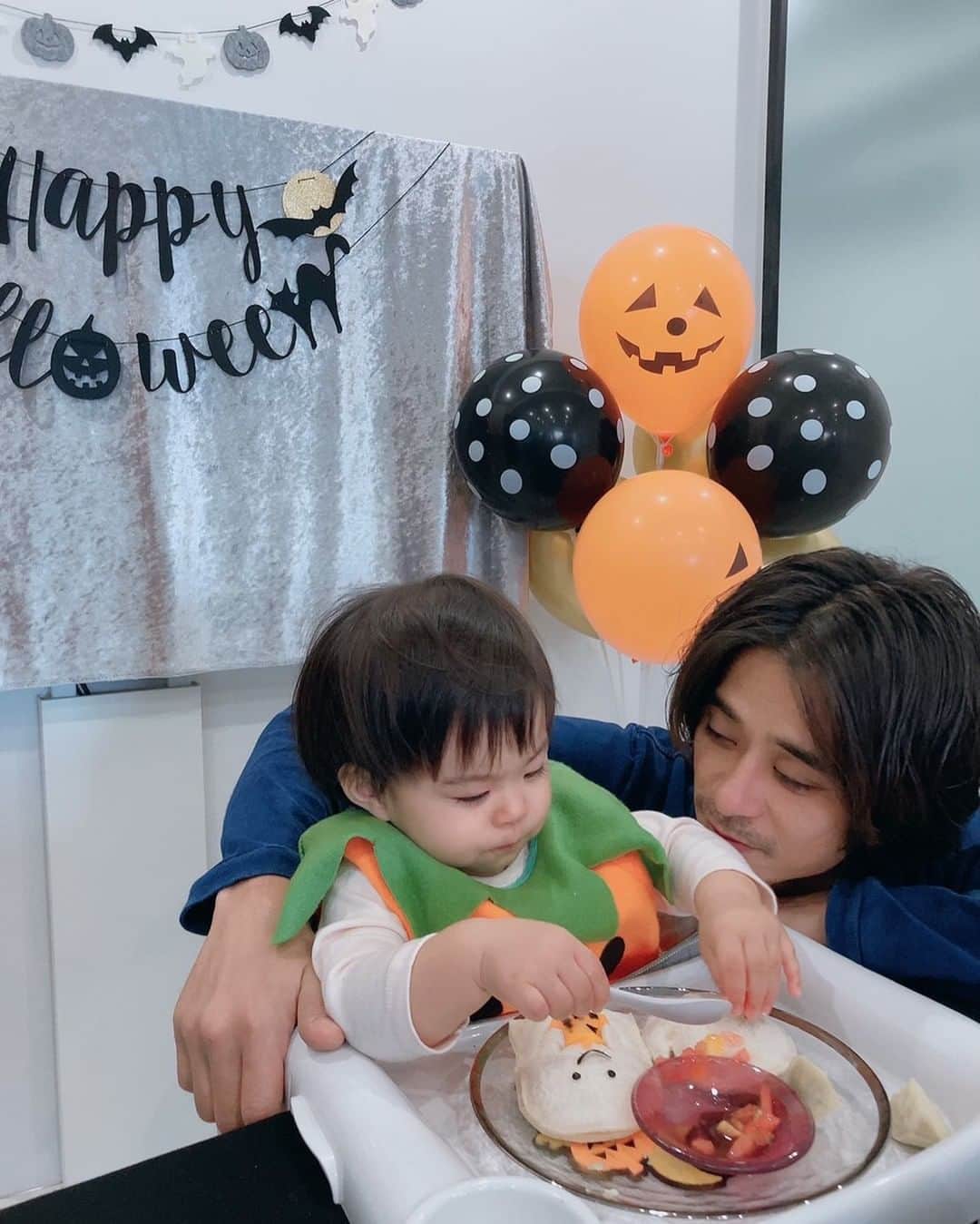 のインスタグラム：「🎃🎃 ハロウィンってなにー？ って感じで食べ続けてました^_^ 元気に成長してます❣️  #斉藤慶太#俳優#パパ#職人#娘#1歳2ヶ月 #やんちゃガール」