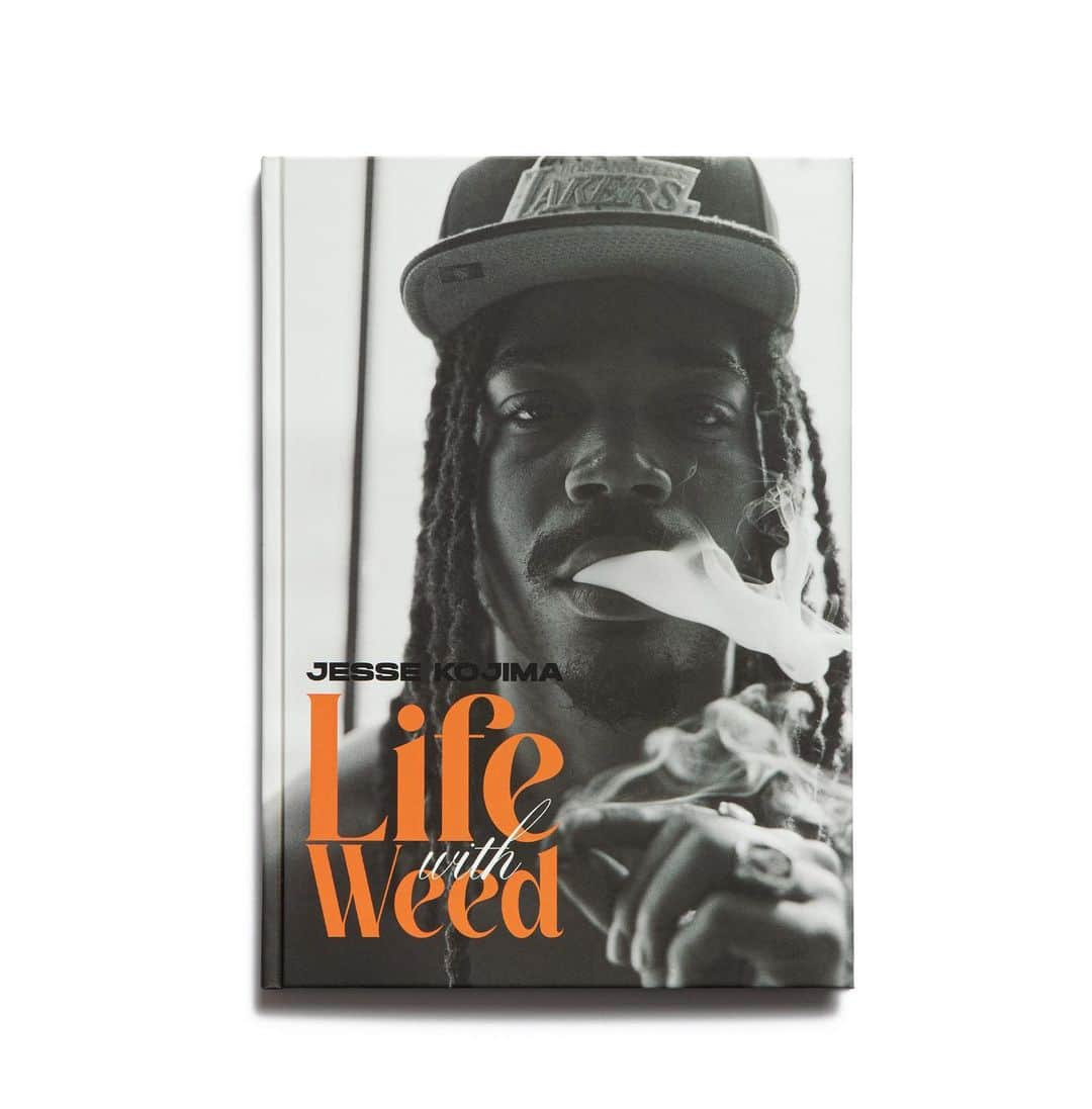 小島ジェシーさんのインスタグラム写真 - (小島ジェシーInstagram)「New photobook “LIFE with WEED” is now available at online. Link in my bio. We ship worldwide.  改めて、 @bluedreamz_la とのプロジェクトから生まれた写真集「LIFE with WEED」と、今回の写真展用に作ったポスターのオンラインでの販売がスタートしました。  詳細はプロフィールのリンクから🔗  残りすくないけど、今なら写真展用に作った非売品のステッカーも一緒にプレゼントしているので、写真展に来れなかった方、チェックお願いします。  ※ ステッカーのプレゼントは無くなり次第終了となります。  #ShotByJesse #JesseKojima #LIFEwithWEED」10月31日 14時06分 - jessekojima