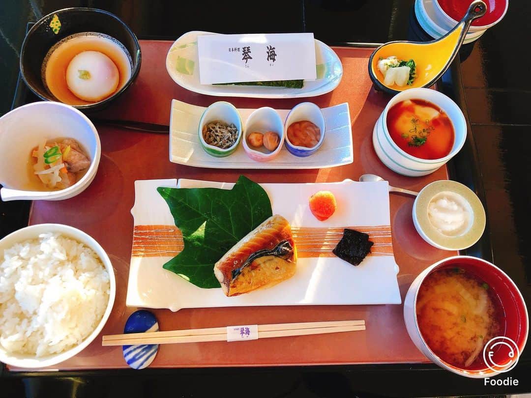 西尾夕紀さんのインスタグラム写真 - (西尾夕紀Instagram)「キーパープロショップ cordial杯 5周年ゴルフコンペ⛳️＆西尾夕紀30thディナーショー！！ が長崎にて開催されました！！  体力勝負！！！！ そして…人生初チャレンジ企画😀  場所は長崎パサージュ琴海にて。 ゴルフ18ホールを回り その後ディナーショーを 行うというトライアスロンの ような一日…😵  スコアはというと…。 お天気は最高だったのですが 突風が吹き相変わらずの 結果でしたが楽しかった😂  そもそもこの企画は 事務所の山口社長と cordial中嶋社長が同級生と いうところから始まった…💦 @19satoshi_nakashima81   何か一緒にコラボしようと…🤣  人間やれば出来る！！ をモットーに完走する事は できましたが、移動やら何やら⁈ で肩がバッキバッキ😀 やはり若くないっすね😵  でも沢山の方との出会いもあり CD💿もご購入頂き感謝の 思いでいっぱいです😉  長崎の景色もお料理も最高で パサージュ琴海 森川支配人さんはじめスタッフさんにも改めて感謝致します🙇‍♀️  そして舞台スタッフの音響、照明、前日からの舞台設置と大変お世話になりました！！ 内堀社長改めて有難うございました🙇‍♀️  このところお陰様で各地を 飛び回り本当に歌える事の有り難さを感じております。  今週は京都、福岡へ伺います♡  あたたかい人との出会いに感謝して また歌を磨きものまねを磨き精進して参ります🙇‍♀️  たくさんの出会いに感謝です♡ #長崎 #パサージュ琴海 #ゴルフ女子 #ミラーナイン  #30th #西尾夕紀ライブ #キーパープロショップcordial #海越えショット」10月31日 14時27分 - yuki_nishio_