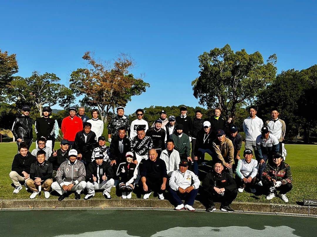 西尾夕紀さんのインスタグラム写真 - (西尾夕紀Instagram)「キーパープロショップ cordial杯 5周年ゴルフコンペ⛳️＆西尾夕紀30thディナーショー！！ が長崎にて開催されました！！  体力勝負！！！！ そして…人生初チャレンジ企画😀  場所は長崎パサージュ琴海にて。 ゴルフ18ホールを回り その後ディナーショーを 行うというトライアスロンの ような一日…😵  スコアはというと…。 お天気は最高だったのですが 突風が吹き相変わらずの 結果でしたが楽しかった😂  そもそもこの企画は 事務所の山口社長と cordial中嶋社長が同級生と いうところから始まった…💦 @19satoshi_nakashima81   何か一緒にコラボしようと…🤣  人間やれば出来る！！ をモットーに完走する事は できましたが、移動やら何やら⁈ で肩がバッキバッキ😀 やはり若くないっすね😵  でも沢山の方との出会いもあり CD💿もご購入頂き感謝の 思いでいっぱいです😉  長崎の景色もお料理も最高で パサージュ琴海 森川支配人さんはじめスタッフさんにも改めて感謝致します🙇‍♀️  そして舞台スタッフの音響、照明、前日からの舞台設置と大変お世話になりました！！ 内堀社長改めて有難うございました🙇‍♀️  このところお陰様で各地を 飛び回り本当に歌える事の有り難さを感じております。  今週は京都、福岡へ伺います♡  あたたかい人との出会いに感謝して また歌を磨きものまねを磨き精進して参ります🙇‍♀️  たくさんの出会いに感謝です♡ #長崎 #パサージュ琴海 #ゴルフ女子 #ミラーナイン  #30th #西尾夕紀ライブ #キーパープロショップcordial #海越えショット」10月31日 14時27分 - yuki_nishio_