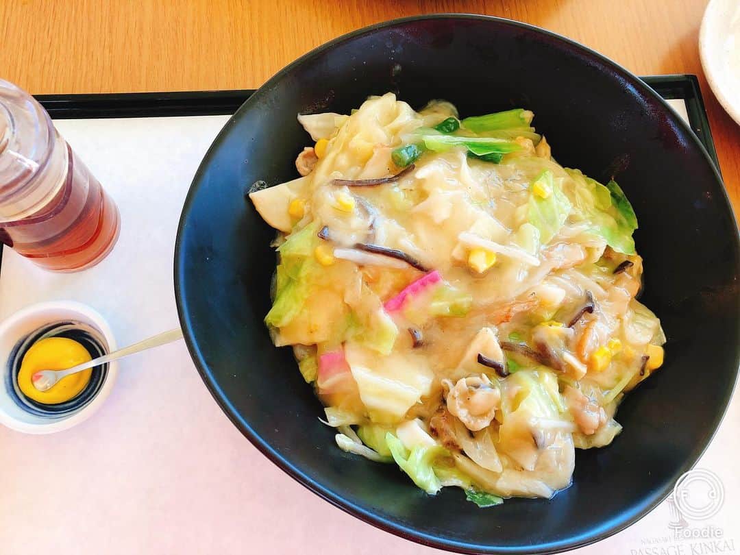 西尾夕紀さんのインスタグラム写真 - (西尾夕紀Instagram)「キーパープロショップ cordial杯 5周年ゴルフコンペ⛳️＆西尾夕紀30thディナーショー！！ が長崎にて開催されました！！  体力勝負！！！！ そして…人生初チャレンジ企画😀  場所は長崎パサージュ琴海にて。 ゴルフ18ホールを回り その後ディナーショーを 行うというトライアスロンの ような一日…😵  スコアはというと…。 お天気は最高だったのですが 突風が吹き相変わらずの 結果でしたが楽しかった😂  そもそもこの企画は 事務所の山口社長と cordial中嶋社長が同級生と いうところから始まった…💦 @19satoshi_nakashima81   何か一緒にコラボしようと…🤣  人間やれば出来る！！ をモットーに完走する事は できましたが、移動やら何やら⁈ で肩がバッキバッキ😀 やはり若くないっすね😵  でも沢山の方との出会いもあり CD💿もご購入頂き感謝の 思いでいっぱいです😉  長崎の景色もお料理も最高で パサージュ琴海 森川支配人さんはじめスタッフさんにも改めて感謝致します🙇‍♀️  そして舞台スタッフの音響、照明、前日からの舞台設置と大変お世話になりました！！ 内堀社長改めて有難うございました🙇‍♀️  このところお陰様で各地を 飛び回り本当に歌える事の有り難さを感じております。  今週は京都、福岡へ伺います♡  あたたかい人との出会いに感謝して また歌を磨きものまねを磨き精進して参ります🙇‍♀️  たくさんの出会いに感謝です♡ #長崎 #パサージュ琴海 #ゴルフ女子 #ミラーナイン  #30th #西尾夕紀ライブ #キーパープロショップcordial #海越えショット」10月31日 14時27分 - yuki_nishio_