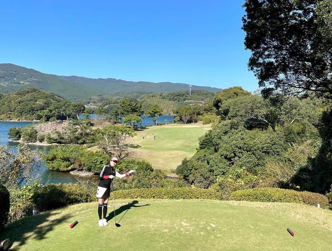 西尾夕紀さんのインスタグラム写真 - (西尾夕紀Instagram)「キーパープロショップ cordial杯 5周年ゴルフコンペ⛳️＆西尾夕紀30thディナーショー！！ が長崎にて開催されました！！  体力勝負！！！！ そして…人生初チャレンジ企画😀  場所は長崎パサージュ琴海にて。 ゴルフ18ホールを回り その後ディナーショーを 行うというトライアスロンの ような一日…😵  スコアはというと…。 お天気は最高だったのですが 突風が吹き相変わらずの 結果でしたが楽しかった😂  そもそもこの企画は 事務所の山口社長と cordial中嶋社長が同級生と いうところから始まった…💦 @19satoshi_nakashima81   何か一緒にコラボしようと…🤣  人間やれば出来る！！ をモットーに完走する事は できましたが、移動やら何やら⁈ で肩がバッキバッキ😀 やはり若くないっすね😵  でも沢山の方との出会いもあり CD💿もご購入頂き感謝の 思いでいっぱいです😉  長崎の景色もお料理も最高で パサージュ琴海 森川支配人さんはじめスタッフさんにも改めて感謝致します🙇‍♀️  そして舞台スタッフの音響、照明、前日からの舞台設置と大変お世話になりました！！ 内堀社長改めて有難うございました🙇‍♀️  このところお陰様で各地を 飛び回り本当に歌える事の有り難さを感じております。  今週は京都、福岡へ伺います♡  あたたかい人との出会いに感謝して また歌を磨きものまねを磨き精進して参ります🙇‍♀️  たくさんの出会いに感謝です♡ #長崎 #パサージュ琴海 #ゴルフ女子 #ミラーナイン  #30th #西尾夕紀ライブ #キーパープロショップcordial #海越えショット」10月31日 14時27分 - yuki_nishio_