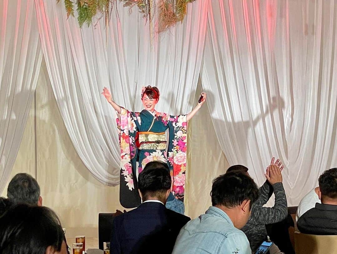 西尾夕紀さんのインスタグラム写真 - (西尾夕紀Instagram)「キーパープロショップ cordial杯 5周年ゴルフコンペ⛳️＆西尾夕紀30thディナーショー！！ が長崎にて開催されました！！  体力勝負！！！！ そして…人生初チャレンジ企画😀  場所は長崎パサージュ琴海にて。 ゴルフ18ホールを回り その後ディナーショーを 行うというトライアスロンの ような一日…😵  スコアはというと…。 お天気は最高だったのですが 突風が吹き相変わらずの 結果でしたが楽しかった😂  そもそもこの企画は 事務所の山口社長と cordial中嶋社長が同級生と いうところから始まった…💦 @19satoshi_nakashima81   何か一緒にコラボしようと…🤣  人間やれば出来る！！ をモットーに完走する事は できましたが、移動やら何やら⁈ で肩がバッキバッキ😀 やはり若くないっすね😵  でも沢山の方との出会いもあり CD💿もご購入頂き感謝の 思いでいっぱいです😉  長崎の景色もお料理も最高で パサージュ琴海 森川支配人さんはじめスタッフさんにも改めて感謝致します🙇‍♀️  そして舞台スタッフの音響、照明、前日からの舞台設置と大変お世話になりました！！ 内堀社長改めて有難うございました🙇‍♀️  このところお陰様で各地を 飛び回り本当に歌える事の有り難さを感じております。  今週は京都、福岡へ伺います♡  あたたかい人との出会いに感謝して また歌を磨きものまねを磨き精進して参ります🙇‍♀️  たくさんの出会いに感謝です♡ #長崎 #パサージュ琴海 #ゴルフ女子 #ミラーナイン  #30th #西尾夕紀ライブ #キーパープロショップcordial #海越えショット」10月31日 14時27分 - yuki_nishio_