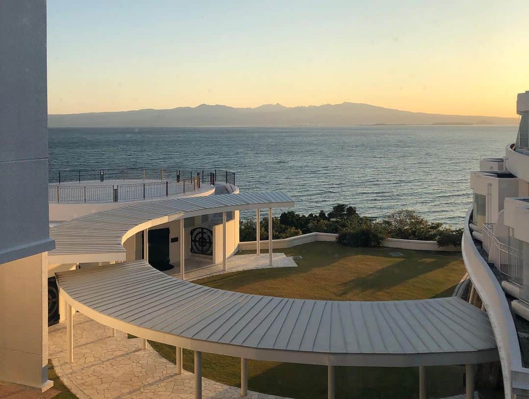 西尾夕紀さんのインスタグラム写真 - (西尾夕紀Instagram)「キーパープロショップ cordial杯 5周年ゴルフコンペ⛳️＆西尾夕紀30thディナーショー！！ が長崎にて開催されました！！  体力勝負！！！！ そして…人生初チャレンジ企画😀  場所は長崎パサージュ琴海にて。 ゴルフ18ホールを回り その後ディナーショーを 行うというトライアスロンの ような一日…😵  スコアはというと…。 お天気は最高だったのですが 突風が吹き相変わらずの 結果でしたが楽しかった😂  そもそもこの企画は 事務所の山口社長と cordial中嶋社長が同級生と いうところから始まった…💦 @19satoshi_nakashima81   何か一緒にコラボしようと…🤣  人間やれば出来る！！ をモットーに完走する事は できましたが、移動やら何やら⁈ で肩がバッキバッキ😀 やはり若くないっすね😵  でも沢山の方との出会いもあり CD💿もご購入頂き感謝の 思いでいっぱいです😉  長崎の景色もお料理も最高で パサージュ琴海 森川支配人さんはじめスタッフさんにも改めて感謝致します🙇‍♀️  そして舞台スタッフの音響、照明、前日からの舞台設置と大変お世話になりました！！ 内堀社長改めて有難うございました🙇‍♀️  このところお陰様で各地を 飛び回り本当に歌える事の有り難さを感じております。  今週は京都、福岡へ伺います♡  あたたかい人との出会いに感謝して また歌を磨きものまねを磨き精進して参ります🙇‍♀️  たくさんの出会いに感謝です♡ #長崎 #パサージュ琴海 #ゴルフ女子 #ミラーナイン  #30th #西尾夕紀ライブ #キーパープロショップcordial #海越えショット」10月31日 14時27分 - yuki_nishio_
