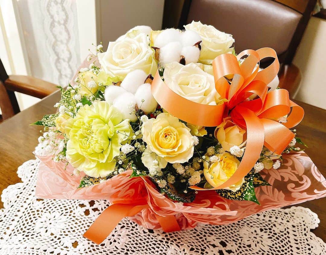 まさき沙耶のインスタグラム：「家族からお花🫶❤️ #mybirthday #birthdaygirl #birthdaypost」
