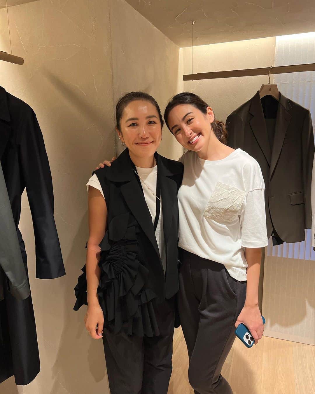 オードリー亜谷香さんのインスタグラム写真 - (オードリー亜谷香Instagram)「世界ときめく！ 日本ラグジュアリー  JAXURY=JAPAN’S AUTHENTIC LUXURY 日本の“ほんもの”を世界に🤍  いままで着たTシャツこれが一番気持ち良かった！触ってみるっとすぐ分かる  AUXCA.×JAXURY MyJAXURY プロジェクト　 #myjaxury  第一弾のコラボTシャツ。 日本でしか出来ない、世界最高級コットンで作ったとても滑らかな着心地のAUXCA（ @auxcadesign_official_jp ）のTシャツ。西陣織「HO SOO」記事で作られた胸ポケットがアクセント。  This is a long delayed post but I had the pleasure of being invited to experience a curation of Japan’s finest items. One of those including AUXCA x JAXUARY collaboration T- Shirt. With its careful construction this is by far the softest t shirt I’ve ever worn. You can tell at first touch!   #オーカ #auxca #上質な日本を世界へ #jaxury #myjaxury」10月31日 14時51分 - audrey_ayaka