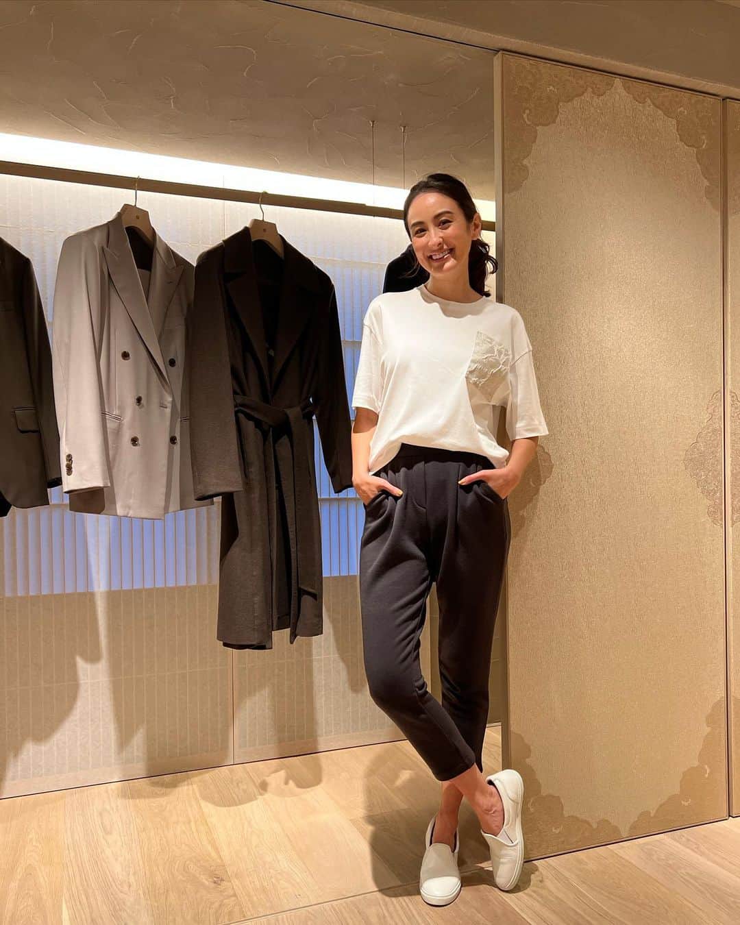 オードリー亜谷香のインスタグラム：「世界ときめく！ 日本ラグジュアリー  JAXURY=JAPAN’S AUTHENTIC LUXURY 日本の“ほんもの”を世界に🤍  いままで着たTシャツこれが一番気持ち良かった！触ってみるっとすぐ分かる  AUXCA.×JAXURY MyJAXURY プロジェクト　 #myjaxury  第一弾のコラボTシャツ。 日本でしか出来ない、世界最高級コットンで作ったとても滑らかな着心地のAUXCA（ @auxcadesign_official_jp ）のTシャツ。西陣織「HO SOO」記事で作られた胸ポケットがアクセント。  This is a long delayed post but I had the pleasure of being invited to experience a curation of Japan’s finest items. One of those including AUXCA x JAXUARY collaboration T- Shirt. With its careful construction this is by far the softest t shirt I’ve ever worn. You can tell at first touch!   #オーカ #auxca #上質な日本を世界へ #jaxury #myjaxury」