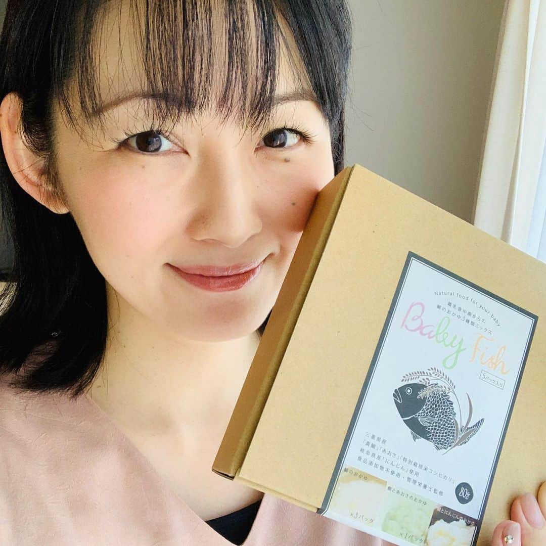 萩美香さんのインスタグラム写真 - (萩美香Instagram)「最近重宝しているおかゆ🥣 離乳食グッズですが、 息子よりも萩サンの方がお気に入りです🤣  @mogcook さんの『Baby Fish』 三重県産の真鯛を使ったおかゆです🐟 パッケージの可愛さにキュン😘 美味しさにキュン🥰 持ち運びできて、 どこでもすぐに食べられるところにズキュン😍  最近の外食は、子どもが食べられるメニューがあるところが最優先事項でしたが、 『Baby Fish』のおかげで、 気にせず、大人が食べたいものがあるお店にも行けるようになりました😭 @mogcook さんは、本当にママの強い味方です✨  市販の離乳食グッズをあげている時は、 何だかちょっと後ろめたい気持ちがつきまとうんですが、 このおかゆをあげている時は、 オシャレなパッケージのおかげで、何故か鼻高々🤣笑 「見て、見て！」と自慢したくなっちゃいます😏  あまりに愛用…、いや、多用し過ぎて、 とあるお店で、「コレェー！」と息子の声👉 気付いたら、息子自ら手を伸ばし、 @mogcook さんの『Baby Fish』を手にしていました🤗 そう、それ、萩サンが好きなおかゆね🥴  @dadway さんでも取り扱っているみたいなので、 お近くの方は是非😉 個人的には、出産祝いにもオススメです😚  #PR #mogcook #モグック #mogcookアンバサダー  #dadway #babyfish  #お店で息子が食べそうになって #焦って取り上げたのはここだけの話」10月31日 15時11分 - mika_hagi927