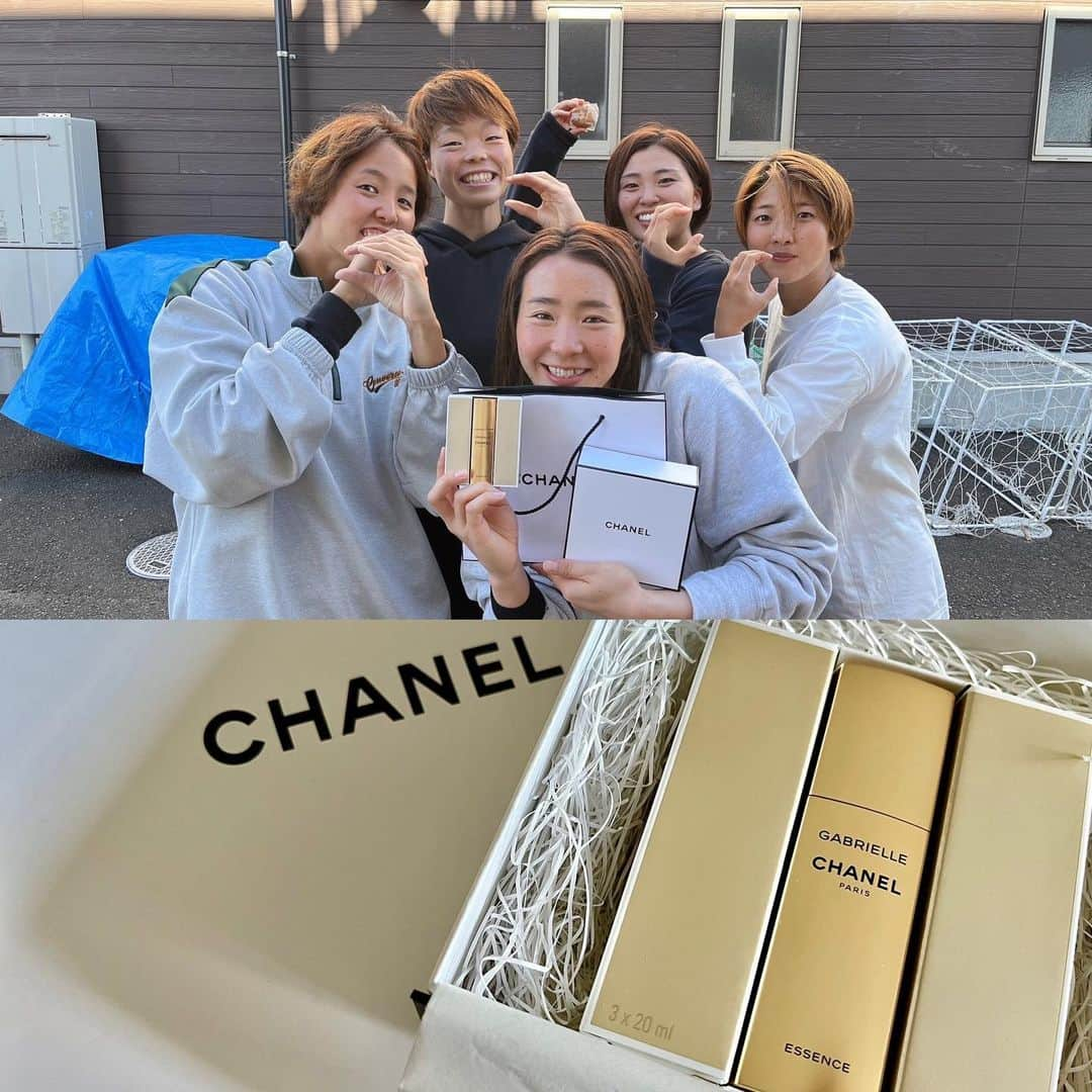 松本真未子のインスタグラム：「. . 仲間たちからbirthday present🎂🎁❤️  いつもありがとう！！！  CHANELのようにかっこいい女性になる💃✨  #誕生日プレゼント #ココシャネル #いい女になる」