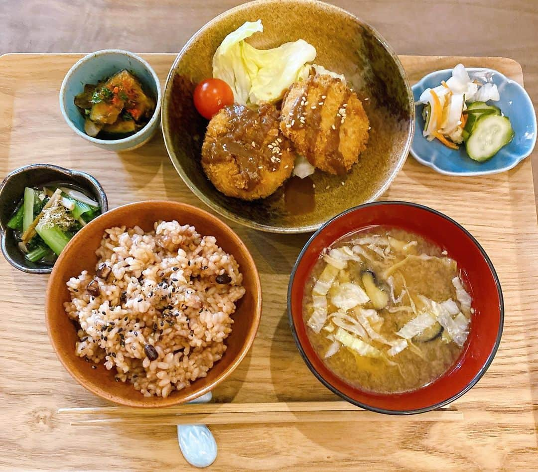 築山可奈のインスタグラム：「. 腸活定食✨ 代官山でまいみんとランチ🍽💕  健康的なお食事で大満足💜  #腸活 #オーガニック #酵素玄米 #有機野菜 #代官山ランチ #ボンベイバザー #bombaybazar #アナウンサー」