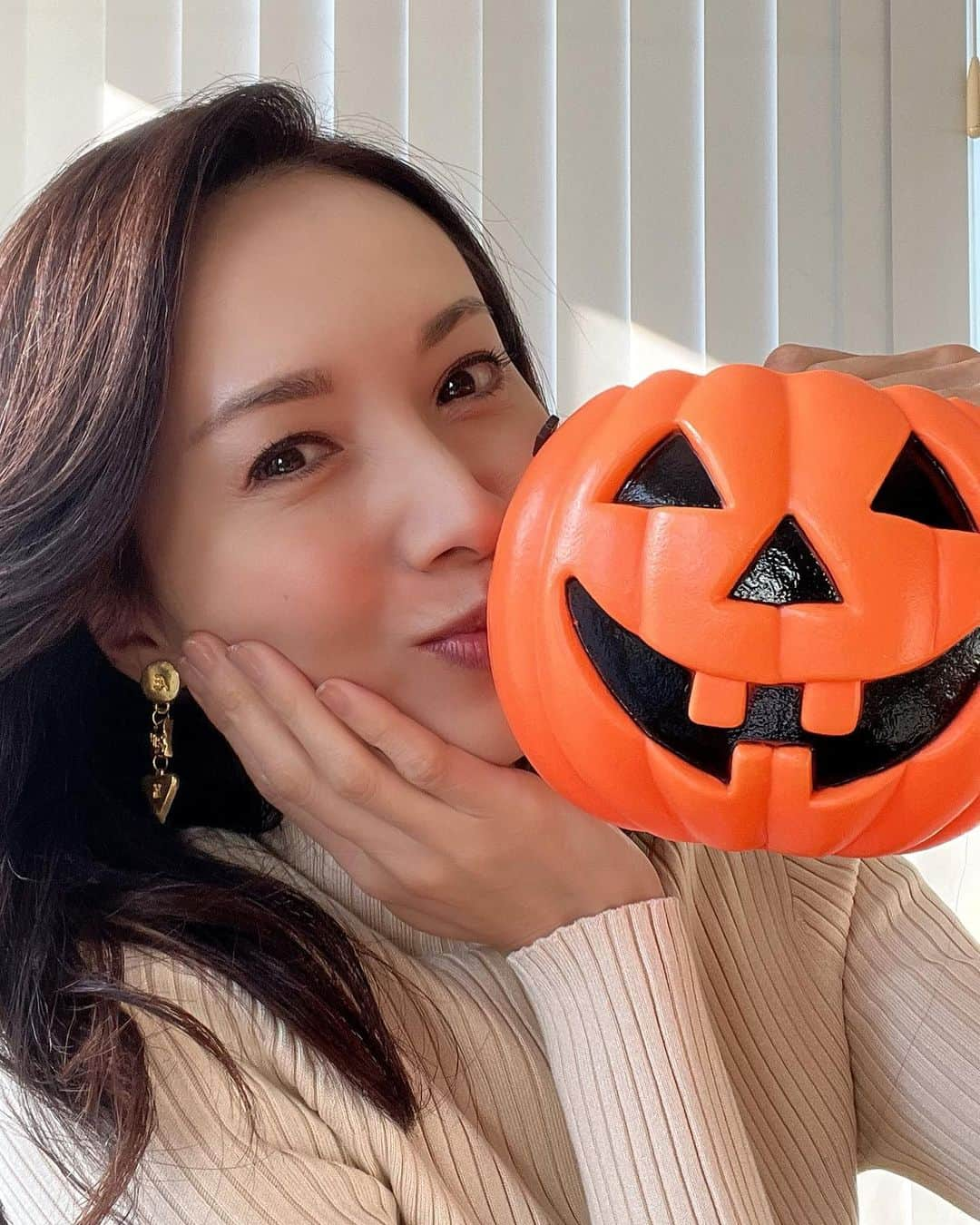 駒田奈美さんのインスタグラム写真 - (駒田奈美Instagram)「・ ・ ・ 『ハロウィン』 ・ ・ HAPPY HALLOWWEEN🎃 ・ ・ ・ 楽しいハロウィンをお過ごしください♪ ・ ・ ・ #駒田奈美#モデル#アラフィフ#美魔女#ハロウィン#hallowween #楽しいハロウィン#happy」10月31日 15時18分 - nami.komada