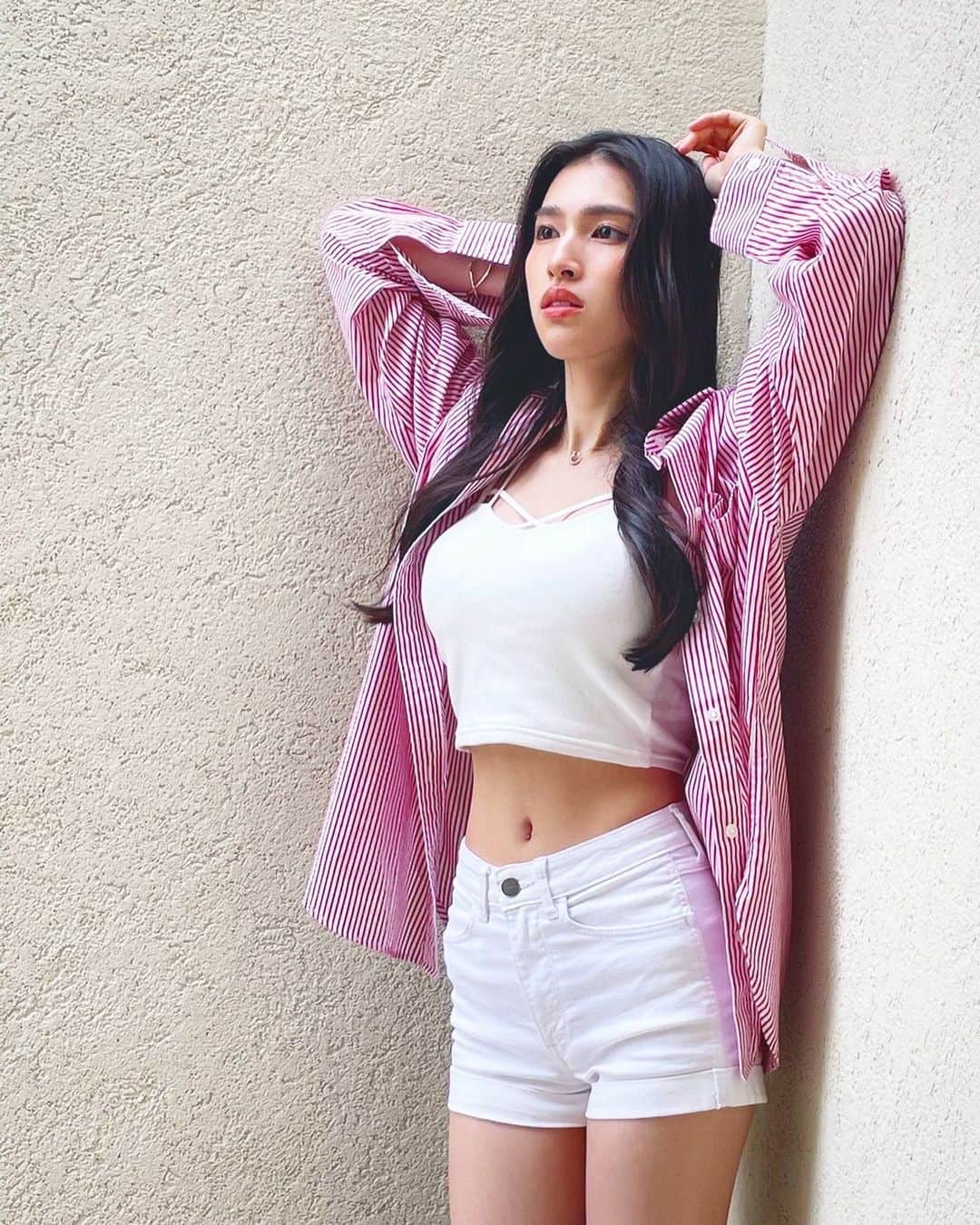 長見玲亜のインスタグラム：「お知らせです📢 ストーリーを見て下さった方はご存知だと思いますが…！  私、長見玲亜の2023年のカレンダー発売が決定しましたー！！🍀 来年も私のカレンダーを皆さんにお届けできるのがとっっても嬉しいです☺️💖  今年や去年のカレンダーもゲットしてくださっている方は、その時からの変化もお楽しみいただけると思います🌱  そして来年初めてゲットしてくださる方は、普段とはまた違った私の表情を見ていただけると思います😳お楽しみに😳😳  そして今年は、渋谷で皆さんにお会いできるようですー！！やったー！ 12/4（日）HMV渋谷でカレンダー発売イベントを行います👏🏻  是非是非会いにきてくださいー！！  #2023 #カレンダー」