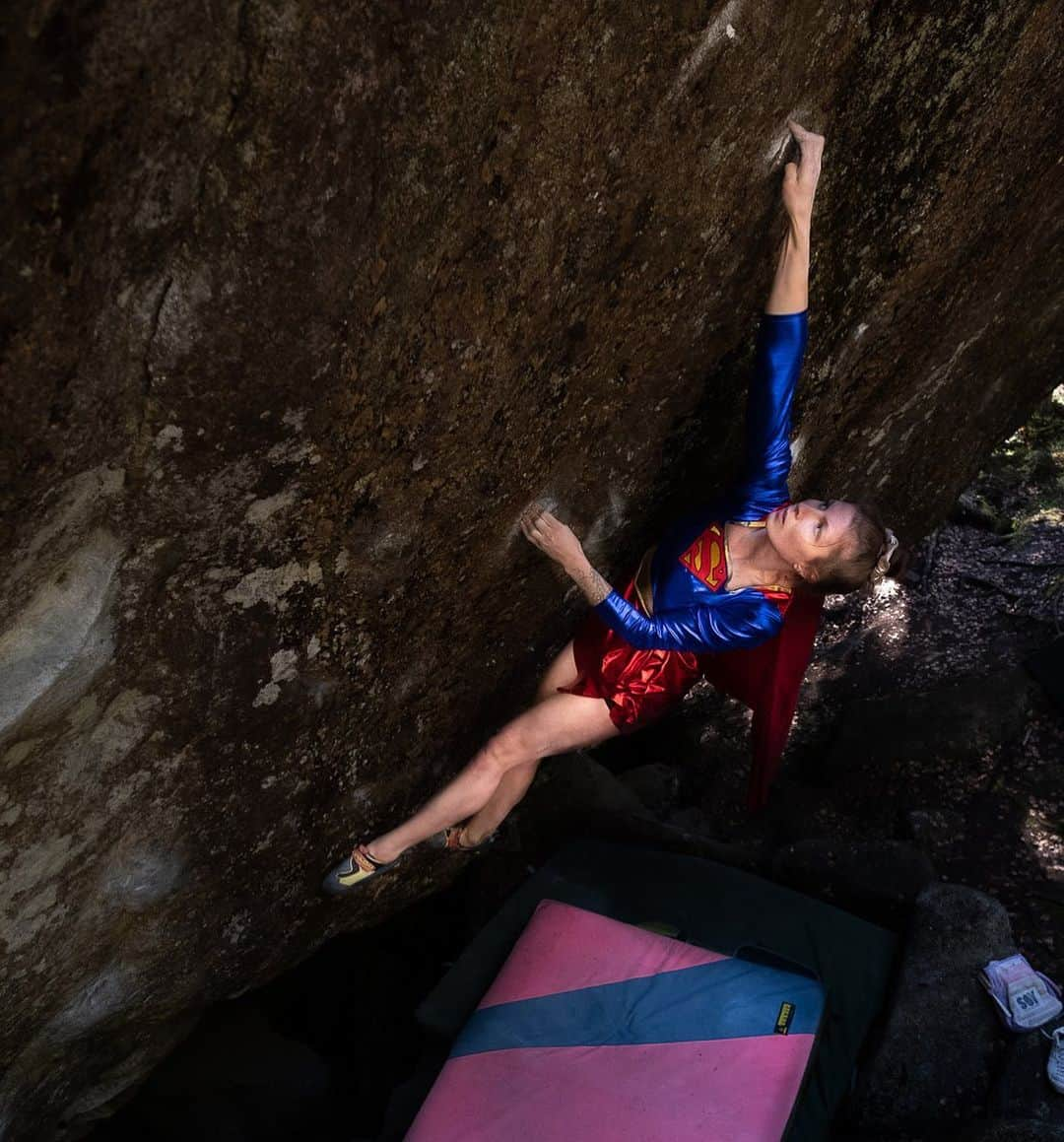 カロリーネ・ジンフーバーのインスタグラム：「HAPPY HALLOWEEN 👻🦸🏼‍♀️  📷 @fabian.leu   #halloween #bouldern #climbgirls #climbing_pictures_of_instagram #climbing #klettern」