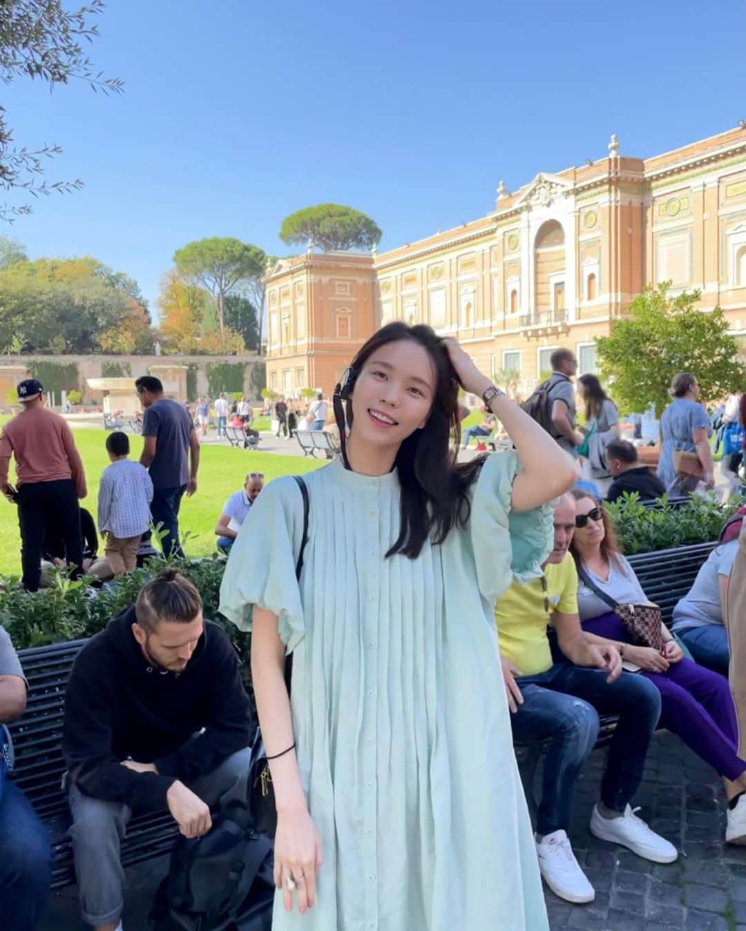 オ・ジェソクさんのインスタグラム写真 - (オ・ジェソクInstagram)「바티칸 투어. 살면서 몇번씩은 들어봤던 미켈란젤로, 레오나르도 다빈치, 라파엘로의 이름은 실제로 작품을 마주하니 참으로 압도적이고 거대했다. 르네상스 시대의 이탈리아는 위대한 천재이자 거장을 3명이나 배출하다니, 그것도 참으로 신기한 일. 그 덕에 많은 인류가 현재의 시점에서 로마의 과거를 끌어안고 두 눈으로 만끽할 수 있다. 서사를 알고보니 즐거웠던 바티칸투어! 열심히 준비해준 우리 다솜이 고맙고 고생했어,정말 즐거웠다😎 #우아한바티칸」10月31日 16時06分 - jaesuk_oh