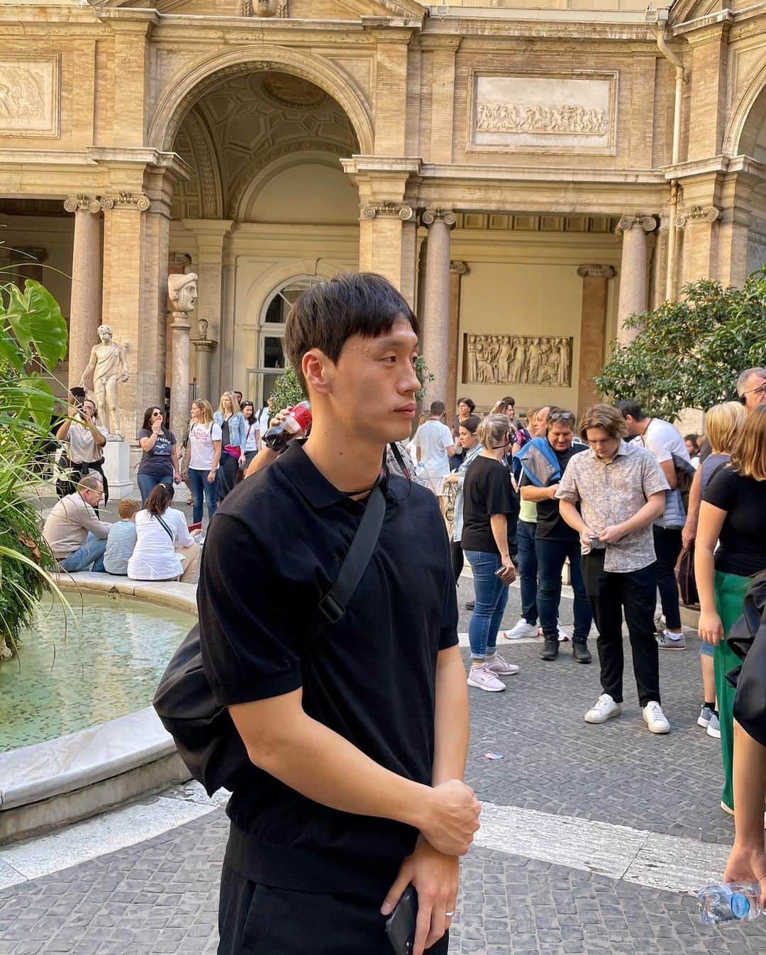 オ・ジェソクさんのインスタグラム写真 - (オ・ジェソクInstagram)「바티칸 투어. 살면서 몇번씩은 들어봤던 미켈란젤로, 레오나르도 다빈치, 라파엘로의 이름은 실제로 작품을 마주하니 참으로 압도적이고 거대했다. 르네상스 시대의 이탈리아는 위대한 천재이자 거장을 3명이나 배출하다니, 그것도 참으로 신기한 일. 그 덕에 많은 인류가 현재의 시점에서 로마의 과거를 끌어안고 두 눈으로 만끽할 수 있다. 서사를 알고보니 즐거웠던 바티칸투어! 열심히 준비해준 우리 다솜이 고맙고 고생했어,정말 즐거웠다😎 #우아한바티칸」10月31日 16時06分 - jaesuk_oh