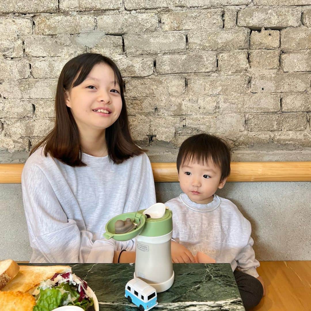 ジェウンさんのインスタグラム写真 - (ジェウンInstagram)「#광고 우리 아가친구들은 빨대컵도 텀블러도 잘 사용하고있나요?! 로윤이는 아직 혼자서 흘리지않고 먹지도 못하면서 자꾸만 누나처럼 컵을 들고 마시고싶어해요🥲 그래서 빨대컵이 필수이지만서도, 텀블러 마개로도 마시게 해주고 싶었는데, 막상 사놓고도 잘 사용하지못하면 오랫동안 찬장행이 될까봐 구입하기를 많이 망설였었어요!   그래서 제가 푸고를 정말정말 애정하고 정착하게된 가장 큰 이유! 중 하나가 같은 시리즈 내에서 마개 호환이 가능하다는 점이었어요. 이번에 새롭게 출시된 푸고 프리미엄 뉴트럴 시리즈 유아용 PPSU 빨대컵은 푸고 프리미엄 뉴트럴 시리즈 스테인리스 라인업의 시피컵/빨대컵/텀블러 마개와 호환이 가능해서, 소모품 추가구매만으로 더 경제적이고 다양하게 사용할수있답니다❣️   게다가 텀블러 마개 안쪽에 있는 토출량 조절판으로 음수랑을 소,중,대 3단계로 조절도 가능해서 이제 슬슬 입대고 마시는 연습하는 로윤이에게도 너무너무 착한 컵인것같아요🥰   점점 날씨도 쌀쌀해지니, 외출시엔 푸고 스테인리스 컵으로 따땃한 물 먹여주고, 집에서는 간편하게 PPSU빨대컵에 텀블러 마개로 바꿔서 입대고 마시는 연습도 종종 시켜주고있어요😉   푸고로 연습 많이해서 어서 누나처럼 마셔보자😆♥️   #재은#로윤#남매스타그램#10살차이남매 #육아필수템 #아이빨대컵 #빨대컵추천 @foogo.kr」10月31日 15時59分 - jaen_mom
