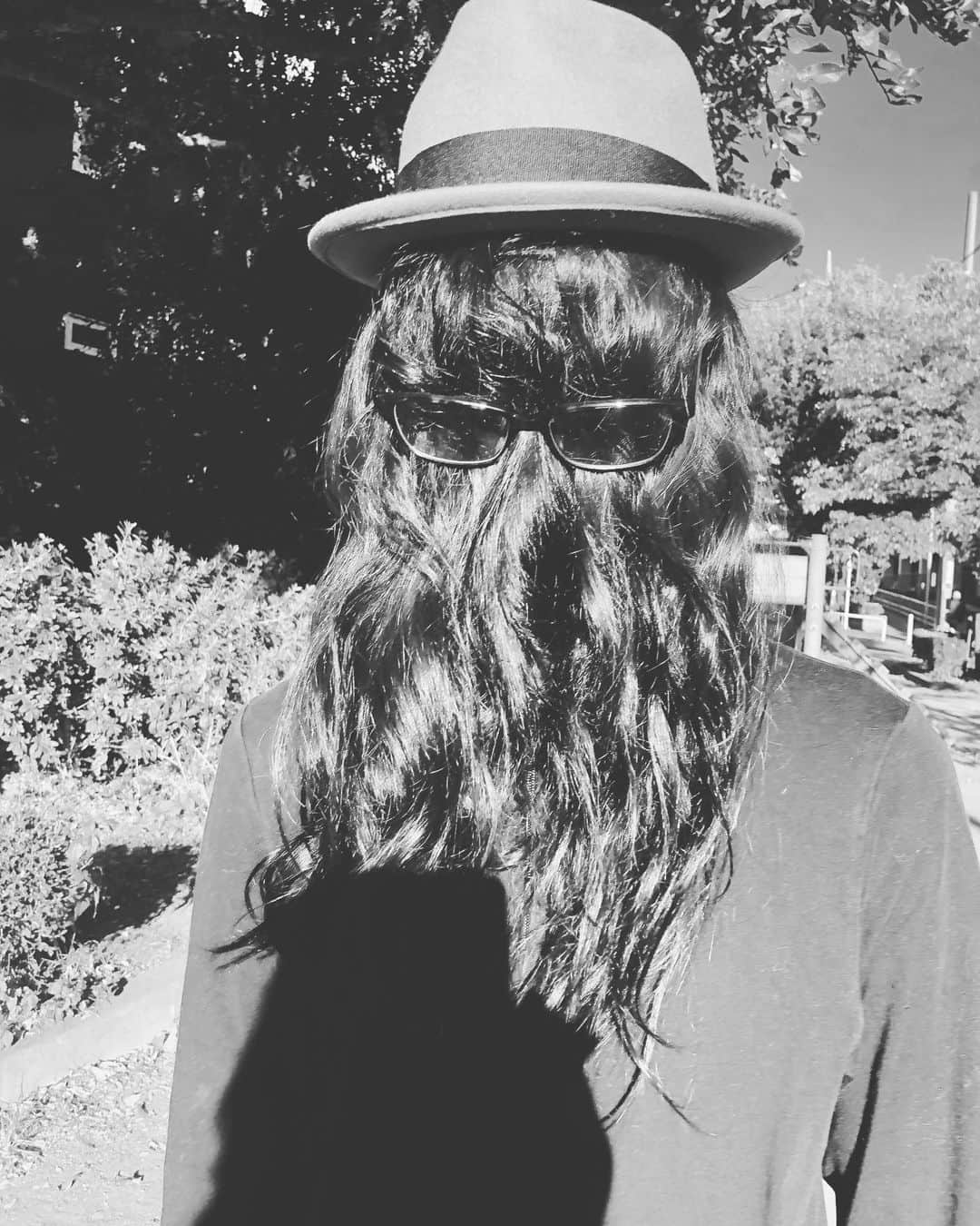 栗原類さんのインスタグラム写真 - (栗原類Instagram)「ハロウィンの仮装です。 「アダムズ・ファミリー」のカズン・イットです。久しぶりの仮装でした。 たまたま再現できるくらいの髪の毛でしたので、チャンスだと思いました。 こう見えてちゃんと前は見えております笑 皆様もどうか健康的で良いハロウィンをお過ごしください。 ハッピーハロウィン #Halloween #adamsfamily  #cousinitt」10月31日 16時41分 - louis_kurihara