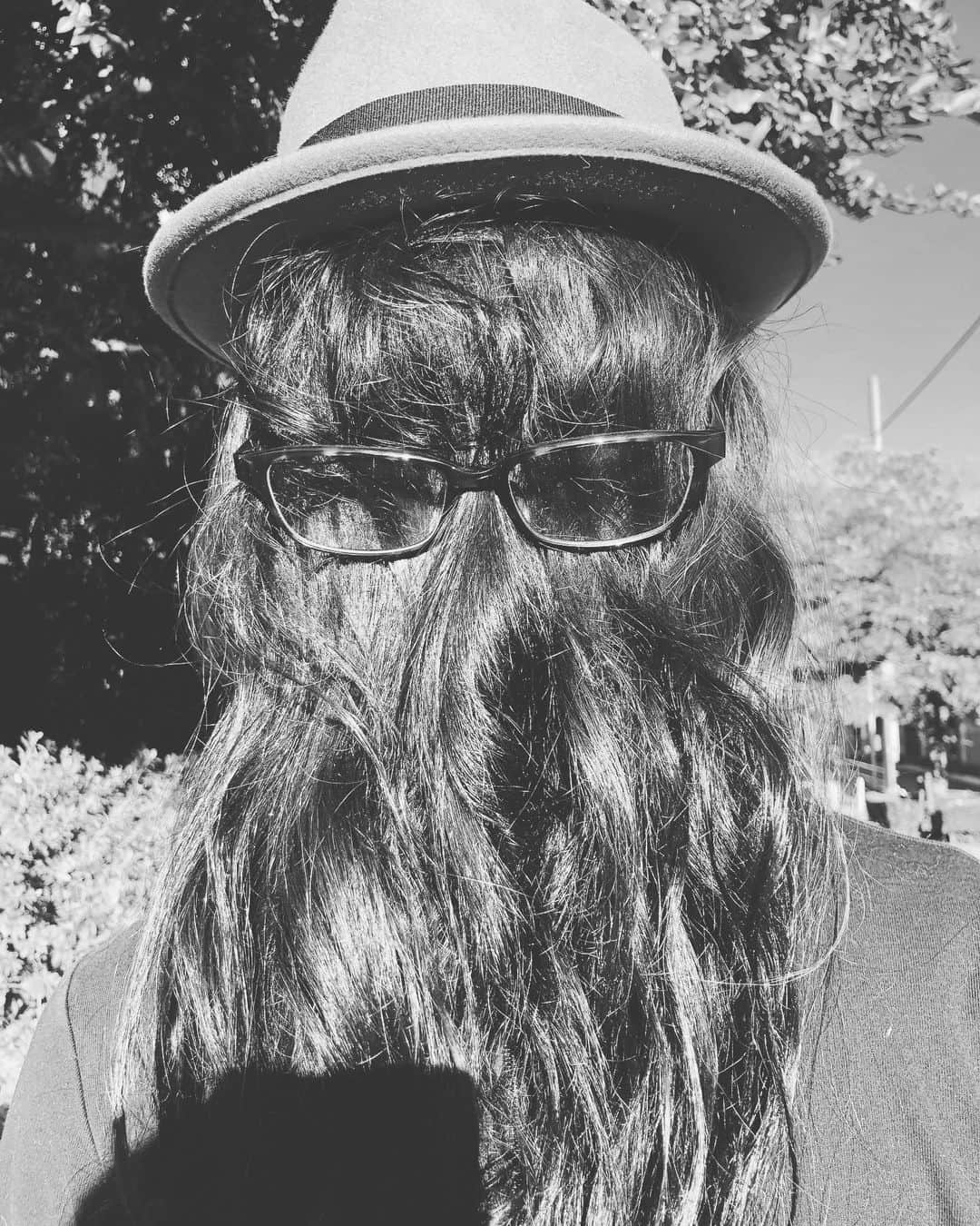 のインスタグラム：「ハロウィンの仮装です。 「アダムズ・ファミリー」のカズン・イットです。久しぶりの仮装でした。 たまたま再現できるくらいの髪の毛でしたので、チャンスだと思いました。 こう見えてちゃんと前は見えております笑 皆様もどうか健康的で良いハロウィンをお過ごしください。 ハッピーハロウィン #Halloween #adamsfamily  #cousinitt」