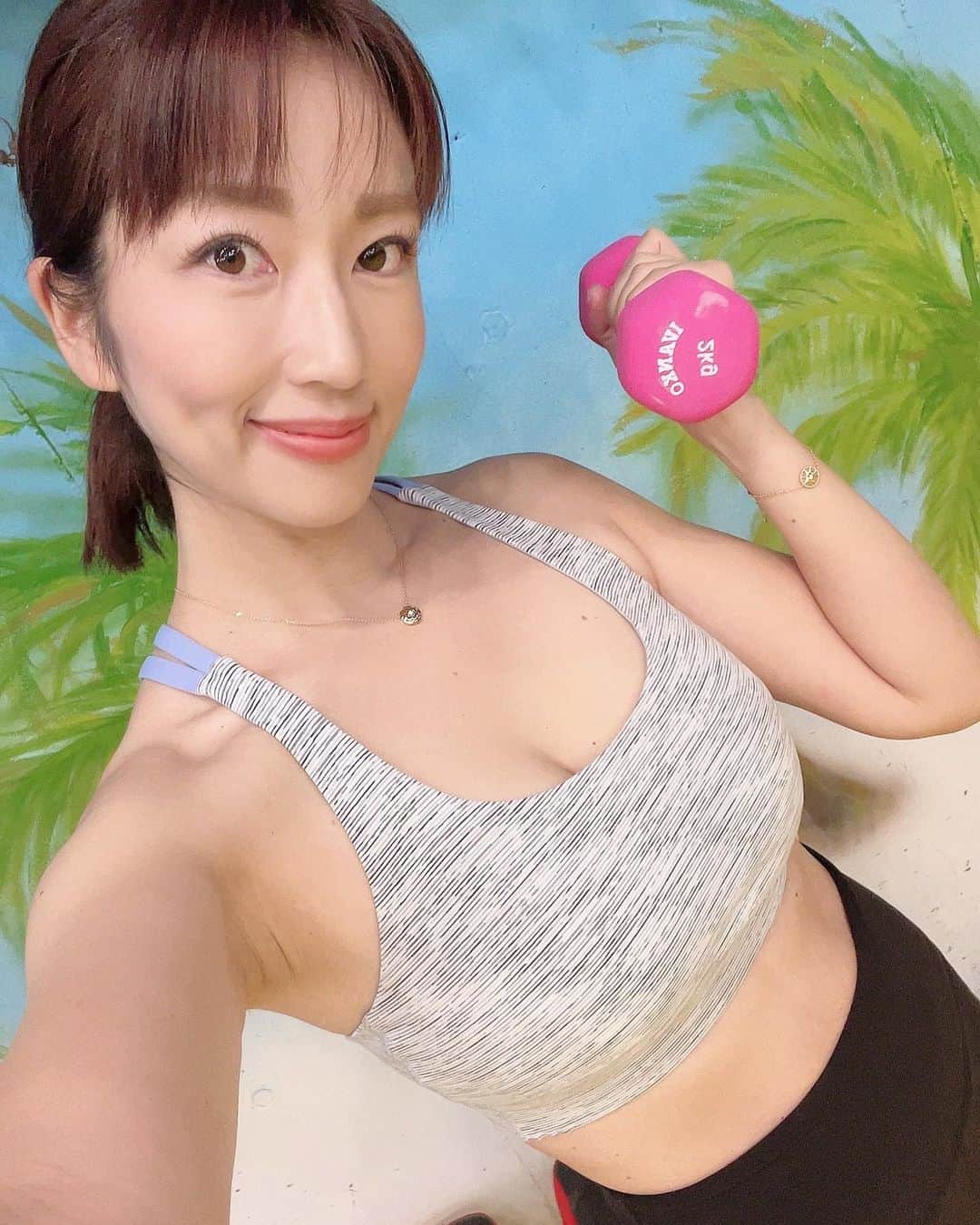 庄司ゆうこさんのインスタグラム写真 - (庄司ゆうこInstagram)「@bunge_ebisu バンゲでキックボクシング❣️有酸素に筋トレにともきさんのメニューはいつもスーパーハード😂笑 それにしても私の縄跳び、おかしいよね？笑 カッコ悪い飛び方だけど敢えてアップしてみました🤣 運動神経良くなりたぁーい🥺 #バンゲ#バンゲリングベイ #恵比寿#キックボクシング#キック#トレーニング女子 #トレーニング#パーソナルトレーニング #ダイエット#トレーニング好きな人と繋がりたい」10月31日 16時41分 - yuko.shoji