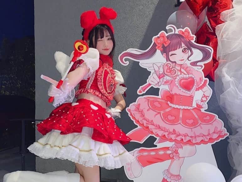 逃げ水あむ（アム・ウェイ）さんのインスタグラム写真 - (逃げ水あむ（アム・ウェイ）Instagram)「あむはアイドル2年生！ ありがとうございました❤️  この激かわ衣装は miminyuA！(@miminyua_club )の ecoさんに作っていただきました❣️ (なんと生誕アルバムも作っていただいたみたいです、、😭)  想像の100億倍可愛い衣装をつくってくれて、センスも抜群、何よりも衣装への愛と向き合う姿勢が素敵な方です><  きゅるちゃんのクリームソーダ衣装も作っていただいています❤︎  絶対売れっ子衣装さんになってしまうので、めっちゃ内緒にしたい笑！と思っちゃうほどだけど、私が内緒にしたところで絶対見つかってしまう天才の方なので、😭🥺❤︎  これからも可愛い衣装を沢山作ってください！」10月31日 16時48分 - i_am_am_way