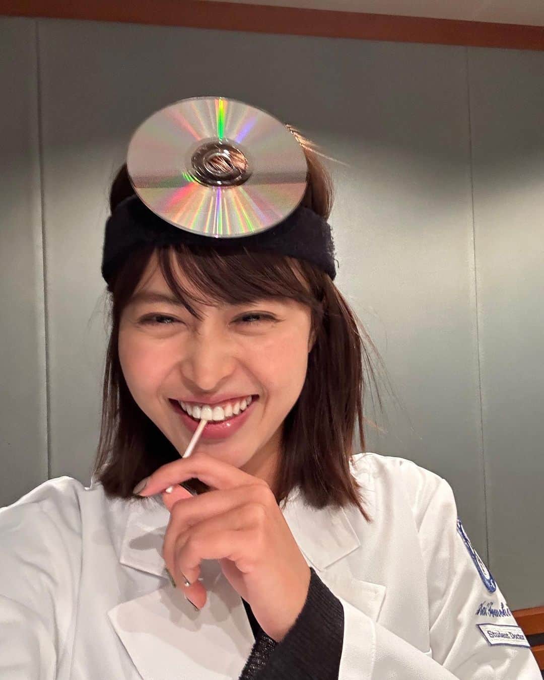 三原勇希のインスタグラム：「Halloween🎃👻🍭 ラジオで女医の仮装したら、偶然一曲目が『Joy』で超興奮した。一言も、女医どころか仮装するなんてスタッフに言ってなかったのに！笑 イントロでの曲フリもはかどりましたわ〜！CDで即席額額鏡💿  来週のNACK5は本業・医者のあらぴーと、アイドル小川の二人に任せてお休みいただきます🙏チームはみんな不安がってたけど、私は二人の放送とても楽しみです❣️  日曜日は @muracekai_kiosk でイケてる展示を観て はろりギャルズとチャランポランタン見に行って、@sanfranciscopeaks_restaurant でハロウィンカクテル飲んだ🍹  今夜は20時から @fivenewold の生配信番組でMCを務めます👻最新アルバム全曲解説スペシャル🪄」