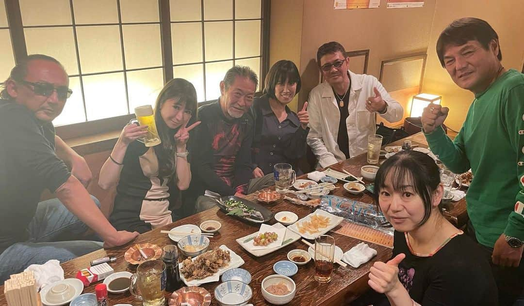 石川蓮美のインスタグラム：「東京里帰り飲み会 #石川会　　と名づけてくれてほんとありがたくも申し訳ない🥺 毎度恒例になりつつある飲み会♡ 現場での話やこれからの話とかピー音連発の爆笑が止まらないNGなしの飲み会でした笑🍻 いつも遊んでくださってありがとうございます🥺 #恵比寿 #いつものメンバーと  #次は新年会かな  #最高の笑顔 #ビーバップハイスクール   YouTube 長谷川悟さんの 「リョウちゃん家」  https://youtube.com/c/%E3%83%AA%E3%83%A7%E3%82%A6%E3%81%A1%E3%82%83%E3%82%93%E5%AE%B6  小椋正さんの 「柴ちゃんTV」  https://youtube.com/c/%E6%9F%B4%E3%81%A1%E3%82%83%E3%82%93TV  森一馬さん  https://youtu.be/ExE_uWvFOAQ  「座」チャンネル  https://youtube.com/c/za01channel  「別働捜査班ハンドキャノン　予告編」  https://youtu.be/LjYQXDyaoSI  ティンタジェルYouTube （初々しい私もいるよ）w  https://youtube.com/channel/UCkM8-a6MTpc8fi5_QnXdZ4w  https://youtu.be/XEy7Yjjatp4」