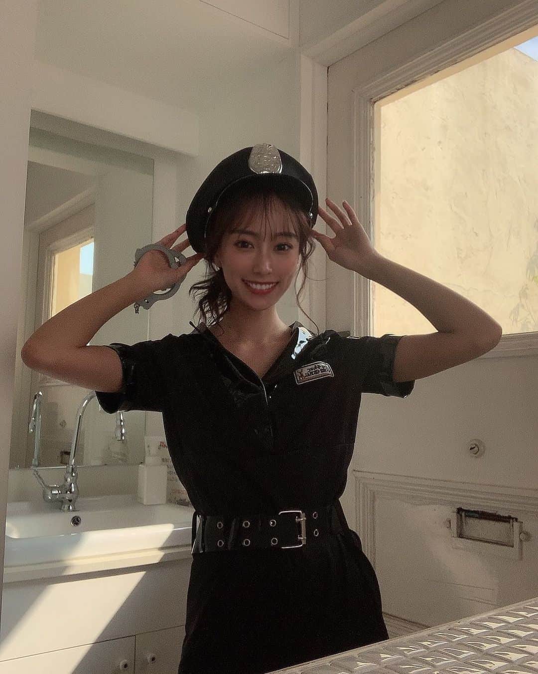 岡島彩花のインスタグラム：「Happy Halloween...🎃  前撮影の時に着たコスプレ👮  #ハロウィン #コスプレ」