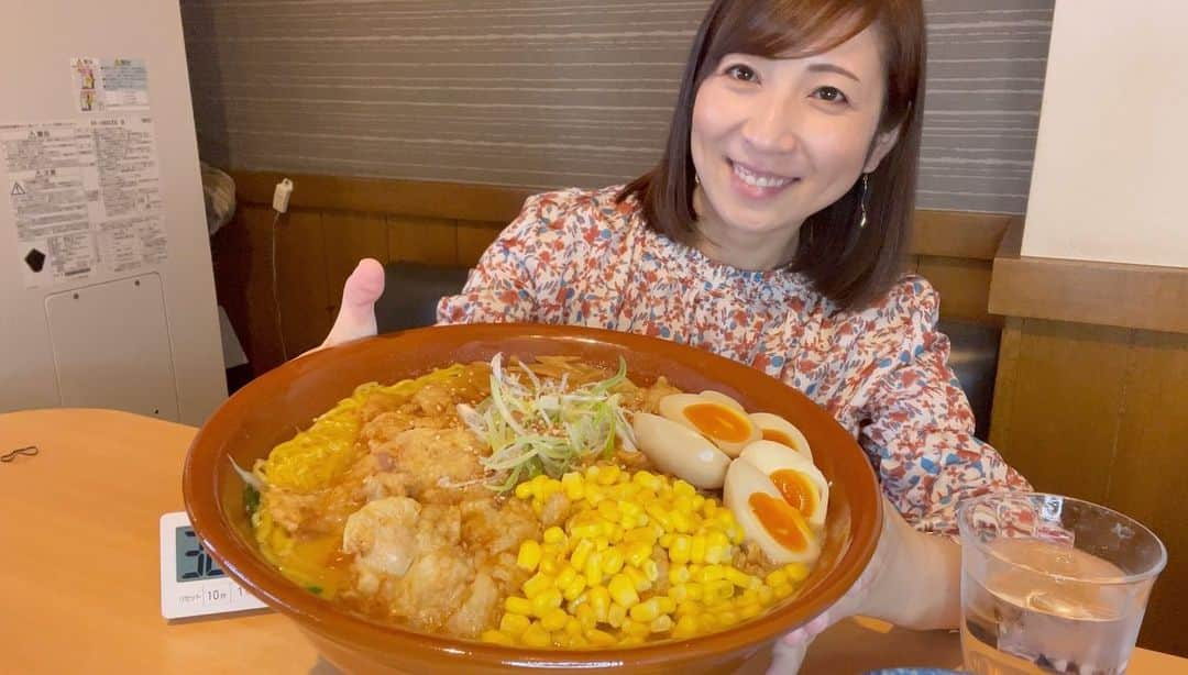 三宅智子のインスタグラム：「先日、札幌で食べた「らぁめん銀波露手稲店」さんのぱいくぅ麺3キロ！  30分以内完食無料チャレンジ！  追加でコーンと味玉トッピング！  味は、味噌・醤油・塩と選べるという事で、味噌にしました♪  濃厚でまろやかな甘めの味噌スープにちぢれ麺がよ」く絡んで相性抜群！ 味付けした豚バラ肉に衣を付けて揚げたぱいくぅが、絶品でした！  こちらを食べてる動画をYouTubeに公開しています！  まだ見てない方は、是非ご覧下さいませ！  #銀波露手稲店 #札幌らーめん #味噌ラーメン #ぱいくぅ麺 #デカ盛り #大食い #大食いチャレンジ #チャレンジメニュー #大胃王 #youtube #三宅智子 #三宅智子の大食いtv #動画公開中です」