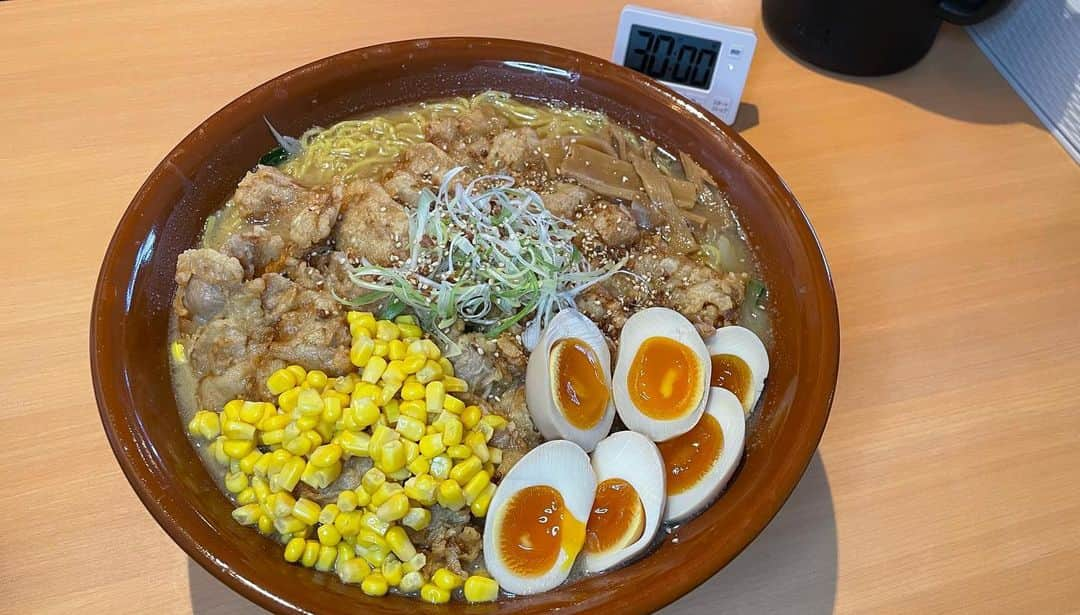 三宅智子さんのインスタグラム写真 - (三宅智子Instagram)「先日、札幌で食べた「らぁめん銀波露手稲店」さんのぱいくぅ麺3キロ！  30分以内完食無料チャレンジ！  追加でコーンと味玉トッピング！  味は、味噌・醤油・塩と選べるという事で、味噌にしました♪  濃厚でまろやかな甘めの味噌スープにちぢれ麺がよ」く絡んで相性抜群！ 味付けした豚バラ肉に衣を付けて揚げたぱいくぅが、絶品でした！  こちらを食べてる動画をYouTubeに公開しています！  まだ見てない方は、是非ご覧下さいませ！  #銀波露手稲店 #札幌らーめん #味噌ラーメン #ぱいくぅ麺 #デカ盛り #大食い #大食いチャレンジ #チャレンジメニュー #大胃王 #youtube #三宅智子 #三宅智子の大食いtv #動画公開中です」10月31日 17時19分 - tomoko1121m