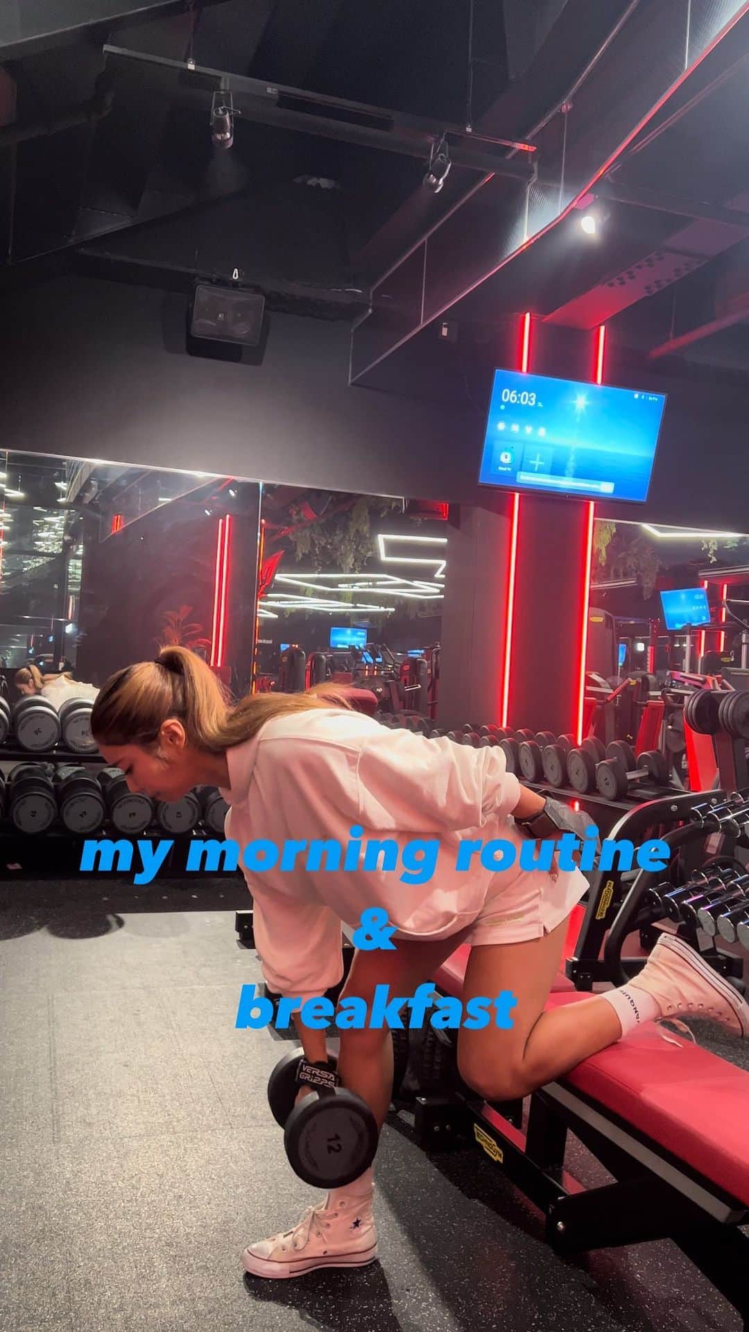 田上舞子のインスタグラム：「my morning routine❤️ I used to be a night person. but lately I've become a morning person🏋🏾‍♂️🏋🏾‍♂️ l usually get up around 4:30, grab a cup of coffee and then head to the gym🥰 I don't eat anything before my workout and take EAA during it, after the workout I take a protein drink and have breakfast when I get home🤤💓 ＊ ＊ 減量中から朝イチにトレーニングをするようになって減量が終わった今も朝型生活を続けています🙌🏾 朝イチのトレーニングはジムは空いてるし、 朝から頭も身体もスッキリして最高😍🔥🔥 仕事が長引いたり、急な予定が入ったりしてジムに行けなくなっちゃった...‼️仕事で疲れてヘトヘトでトレーニング🥺 なんてこともなくなりました🫶🏽 平日はだいたい4:30ごろに起きて5:30ごろからトレーニングスタート🏋🏾‍♂️🏋🏾‍♂️🏋🏾‍♂️ 朝食はとらずにブラックコーヒーだけ飲んでジムに向かってます🥰 トレーニング中は私のOfficial sponsor @kentai_official のEAA＋HMBを🔥 EAAだけじゃなくカーボも入っているので、トレ前にご飯を食べなくてもトレ中バテません❣️ トレ後にプロテインを飲んで帰宅して朝食タイム🤤🤤 この時飲んでいるプロテインは ホエイプロテインDo！NEXT‼️🤤 ＊ ＊ 🎽 @vqfit @vqfitwomen  #vanquishfitness #vanquishfitnessathlete  #kentai #teamkentai」