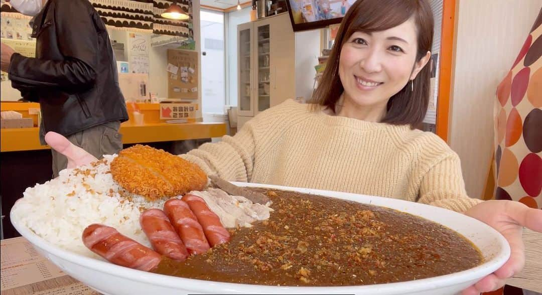 三宅智子のインスタグラム：「札幌にある「穴場のカレーかふぇコルリ」さんのデカ盛りカレー「コルリアン」のLV.3の3キロカレー！！  こちらのチャレンジメニューに挑戦して来ました！  3キロ30分以内完食無料！ 失敗3800円！  このカレーが私が今まで食べて来たカレーの中でベスト3に入る程、超私好みの味でした！！  お肉や玉ねぎなどがどろどろに溶け込んだ濃厚で旨味と甘みのあるカレー！ スパイス感も程よくて、全てが私好みな美味しさでした！  こちらのカレーを食べてる動画をYouTubeに公開しています！  まだ見てない方は、是非ご覧下さいませ😊  #穴場のカレーかふぇコルリ #札幌カレー #カレー専門店 #デカ盛り #コルリアン #大食い #大食いチャレンジ #チャレンジメニュー #完食無料 #大胃王 #三宅智子 #三宅智子の大食いtv #youtube #動画公開中」