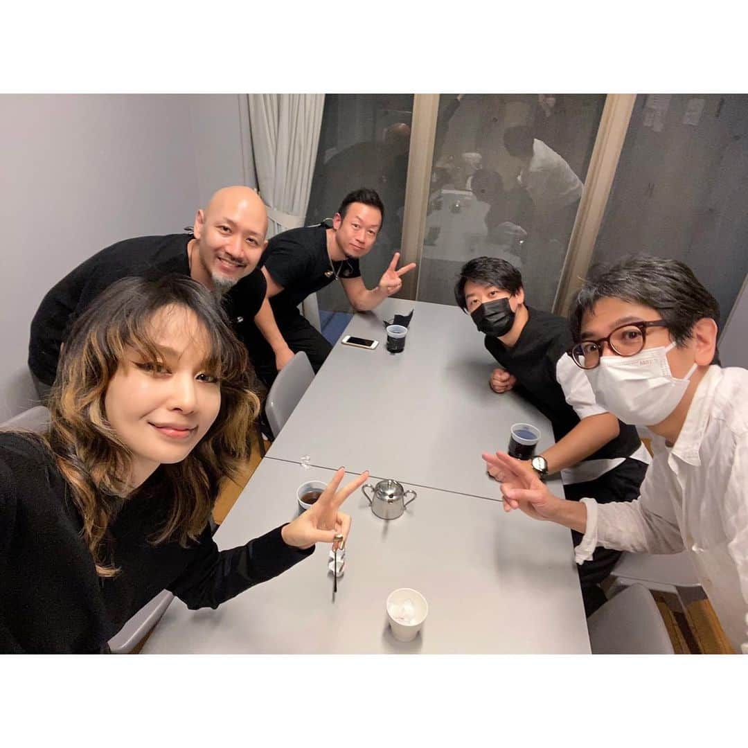 中島美嘉さんのインスタグラム写真 - (中島美嘉Instagram)「. ブルーノートリハ 通し終わり〜 皆さん楽しみに していて下さい！ 私も楽しみ〜  #ピアノ #河野伸 #ギター #馬谷勇 #ベース #川崎哲平 #ドラム #小笠原拓海 #ブルーノート  みんなでお待ち しています！ ルイスレザー 久しぶりに着た」10月31日 17時39分 - mikanakashima_official