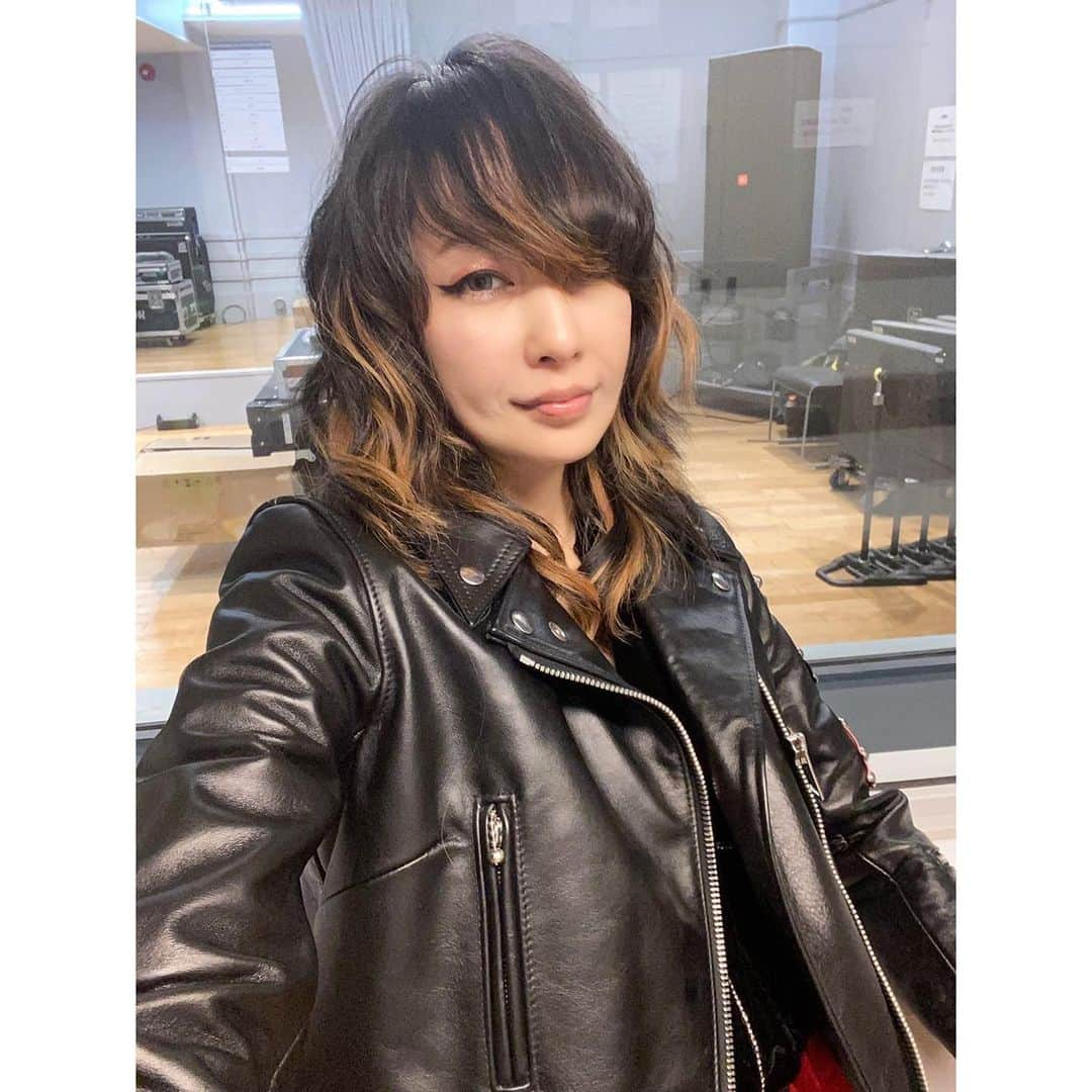 中島美嘉さんのインスタグラム写真 - (中島美嘉Instagram)「. ブルーノートリハ 通し終わり〜 皆さん楽しみに していて下さい！ 私も楽しみ〜  #ピアノ #河野伸 #ギター #馬谷勇 #ベース #川崎哲平 #ドラム #小笠原拓海 #ブルーノート  みんなでお待ち しています！ ルイスレザー 久しぶりに着た」10月31日 17時39分 - mikanakashima_official