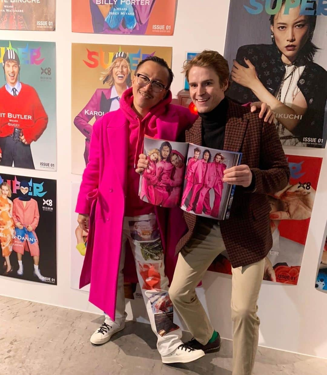 Anton Wormannのインスタグラム：「Congratulations on your beautiful exhibition @lesliekeesuper 🌟 always a pleasure working with you and thanks for hanging me on the walls💓  11月15日まで原宿のGALLERY8にて、レスリーのSUPER Exhibition見に行ってね💫 #メンズモデル　#ファッション #Valentino #asahishimbun」