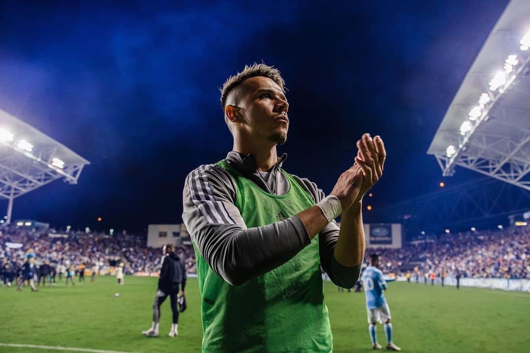 アルフレッド・モラレスのインスタグラム：「Can’t put into words how proud I am to be part of this team! We had to face so many challenges and adversity throughout the season but we stuck together and we made it to the eastern conference finals! Obviously, we wanted more, we wanted to bring another trophy home to our incredible fans and the beautiful city of New York but unfortunately losing is part of the game we all love! Personally, I am devastated that I couldn’t be part of our recent wins and yesterdays loss! I know I gave everything to get back on the pitch but it wasn’t meant to be and that’s just how it is sometimes! I would like to thank every single teammate, staff member and fan for the support and love over the year! I appreciate you all! Thank you New York 💙🗽 @nycfc」