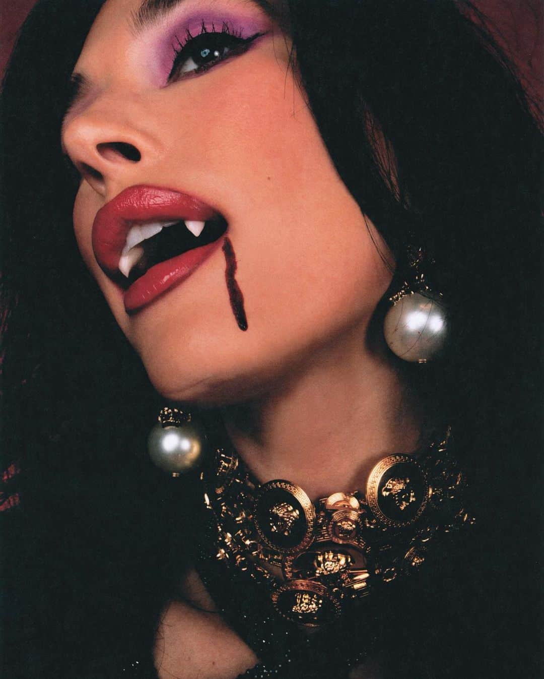 ハイレイ・ロード・ボールドウィンのインスタグラム：「HAPPY HALLOWEEN. VERSACE VAMPIRE 🦇⚜️」