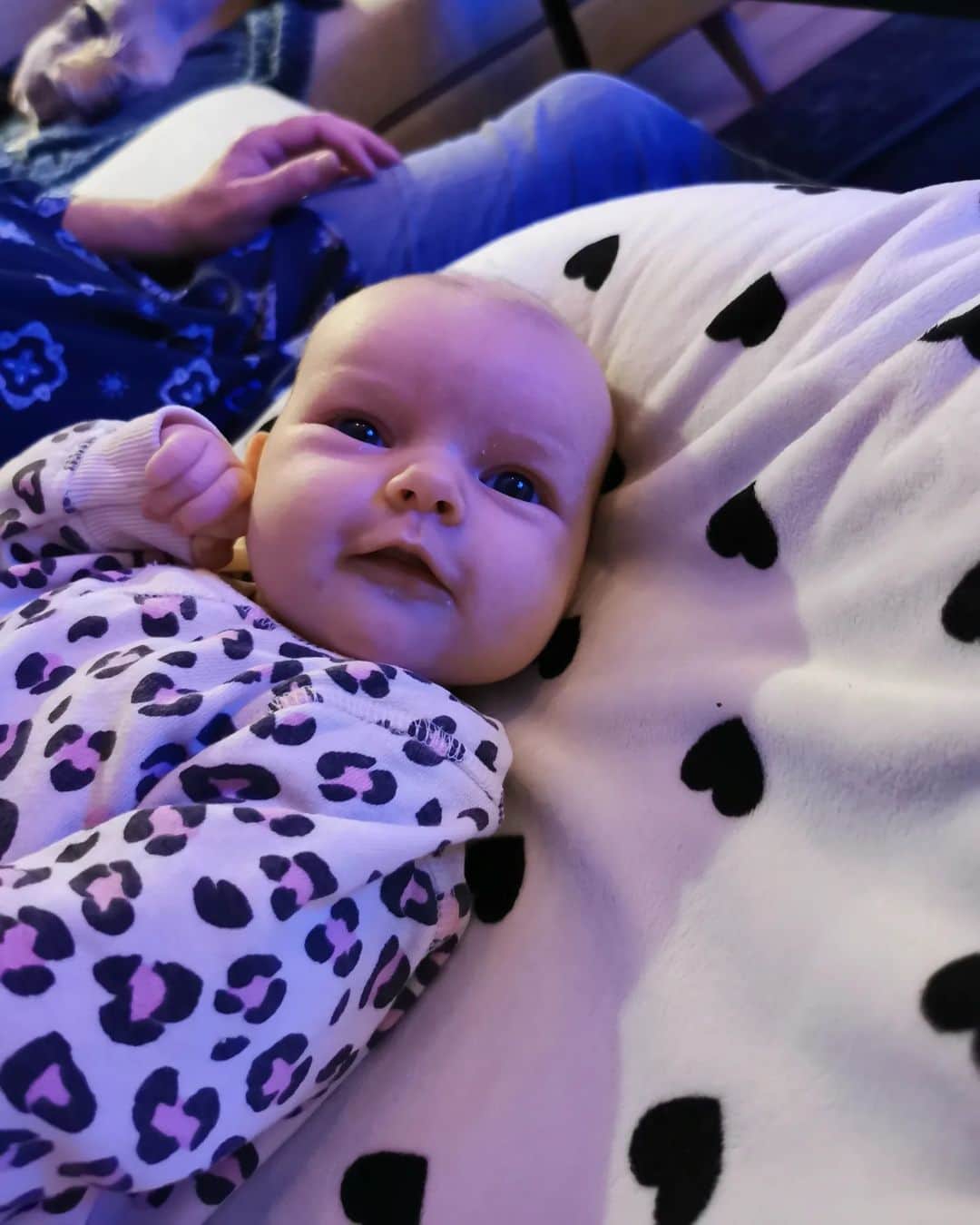ヨシ・ヘルゲソンのインスタグラム：「Redan 1 månad gammal, vår älskade Hailey 🥰❤️」