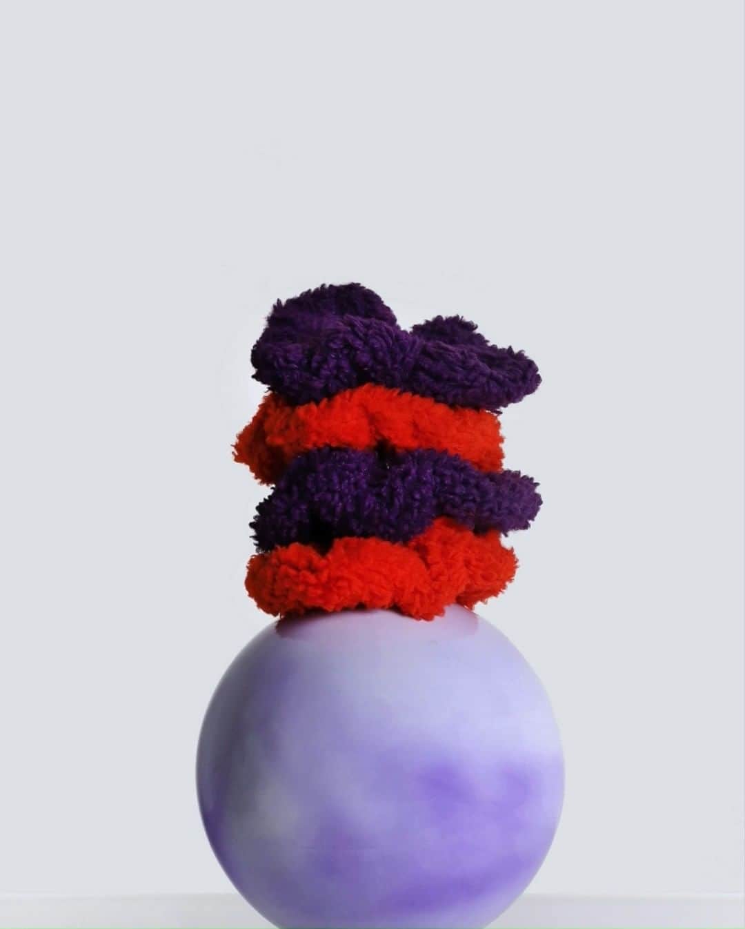 トウスのインスタグラム：「Furry scrunchies for a playful day 🤡」