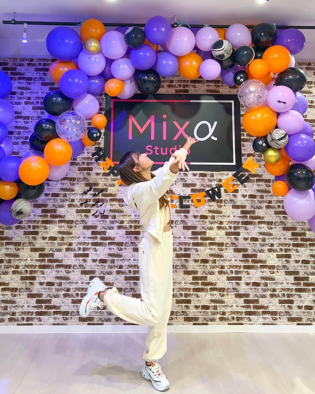 のインスタグラム：「.  Happy Halloween🎃✨  @mixa_omotesando でハロウィンイベント行ってきた💃  スタッフさんの仮装やスタジオの装飾が可愛すぎた😍🧙✨  私も仮装して行けばよかったー！！  .  ダンスっぽく  @hdex__official のセットアップ🤍  パーカーがショート丈でシルエットがめっちゃ綺麗だよ✨  この日の課題曲は懐かしの少女時代💃Gee🤍  昨日から頭の中がずっとGee流れてます😀  K-POPダンス楽しい〜😍🌈  .  一緒にK-POPダンスやりたい人募集🙋‍♀️💡  .  .  #hdex #hdx #エイチデックス #トレーニングウェア#ジム#韓国ファッション #ダンス #kpop #mixa #スウェットセットアップ #gee #ダンス仲間増やしたい」