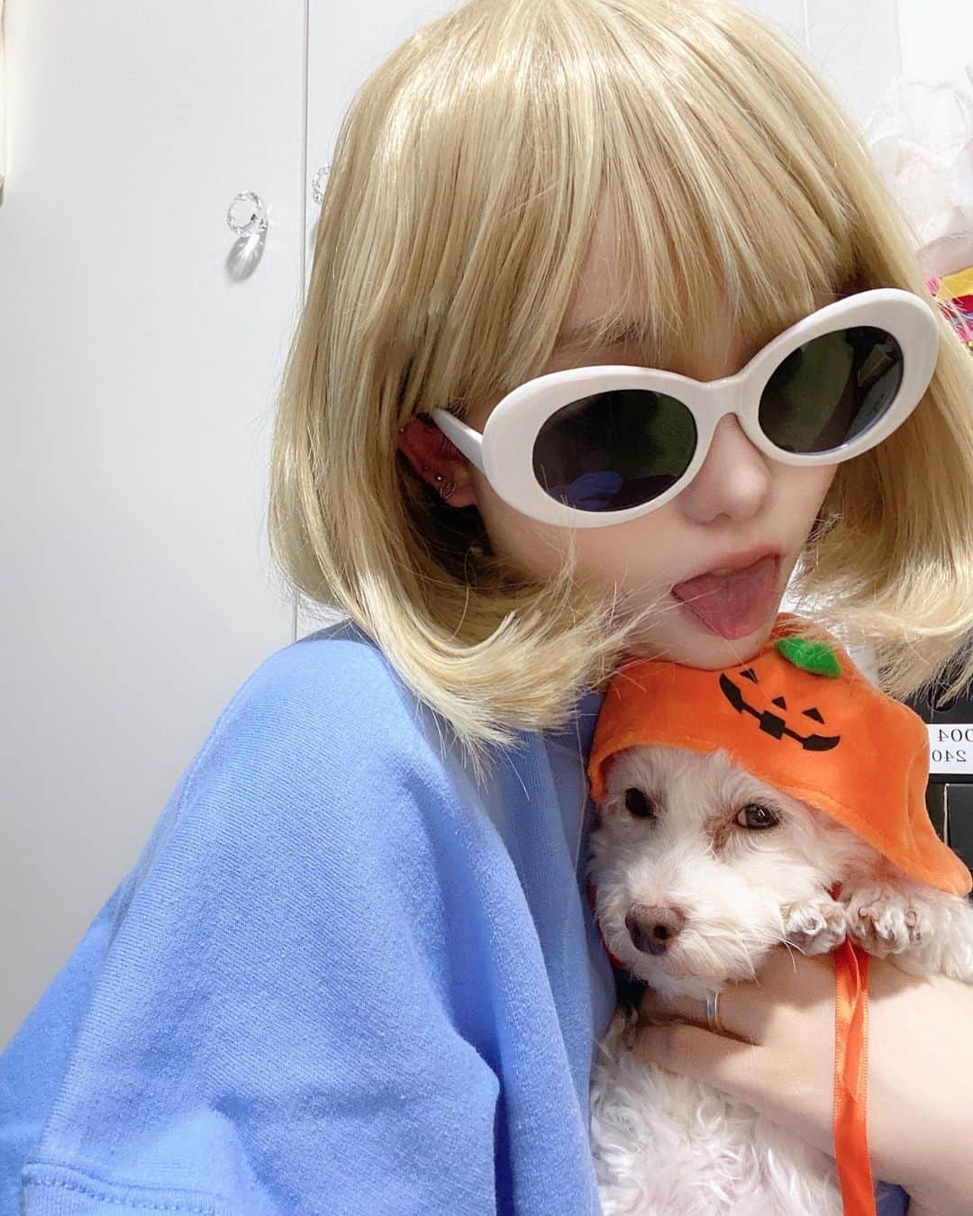 LILIKAのインスタグラム：「HappyHalloween🍫👩🏻‍🦰🎃🕸」