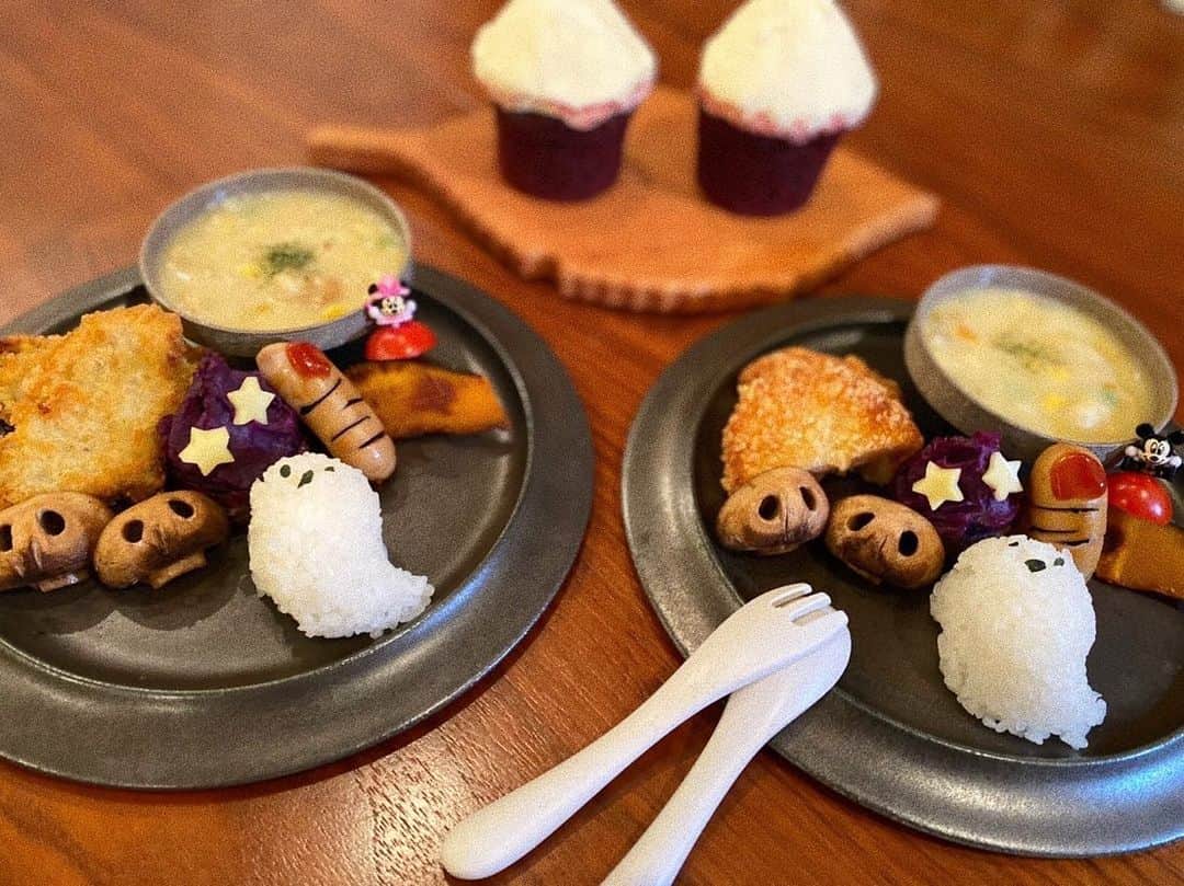 瀬戸サオリのインスタグラム：「ハロウィン👻🎃🧟‍♀️  お気に入りは マッシュルーム♡  息子と一緒に 私も同じプレート🦇 パパはお仕事だったので 息子と二人晩ご飯🧡🖤  息子は大喜びで ハロウィン〜💛って 言ってくれて 嬉しいな〜🦴 来年は家族みんなで 一緒に仮装したいね❤️‍🔥  #ハロウィン料理  #オーガニック #有機野菜  #saori_cooking」