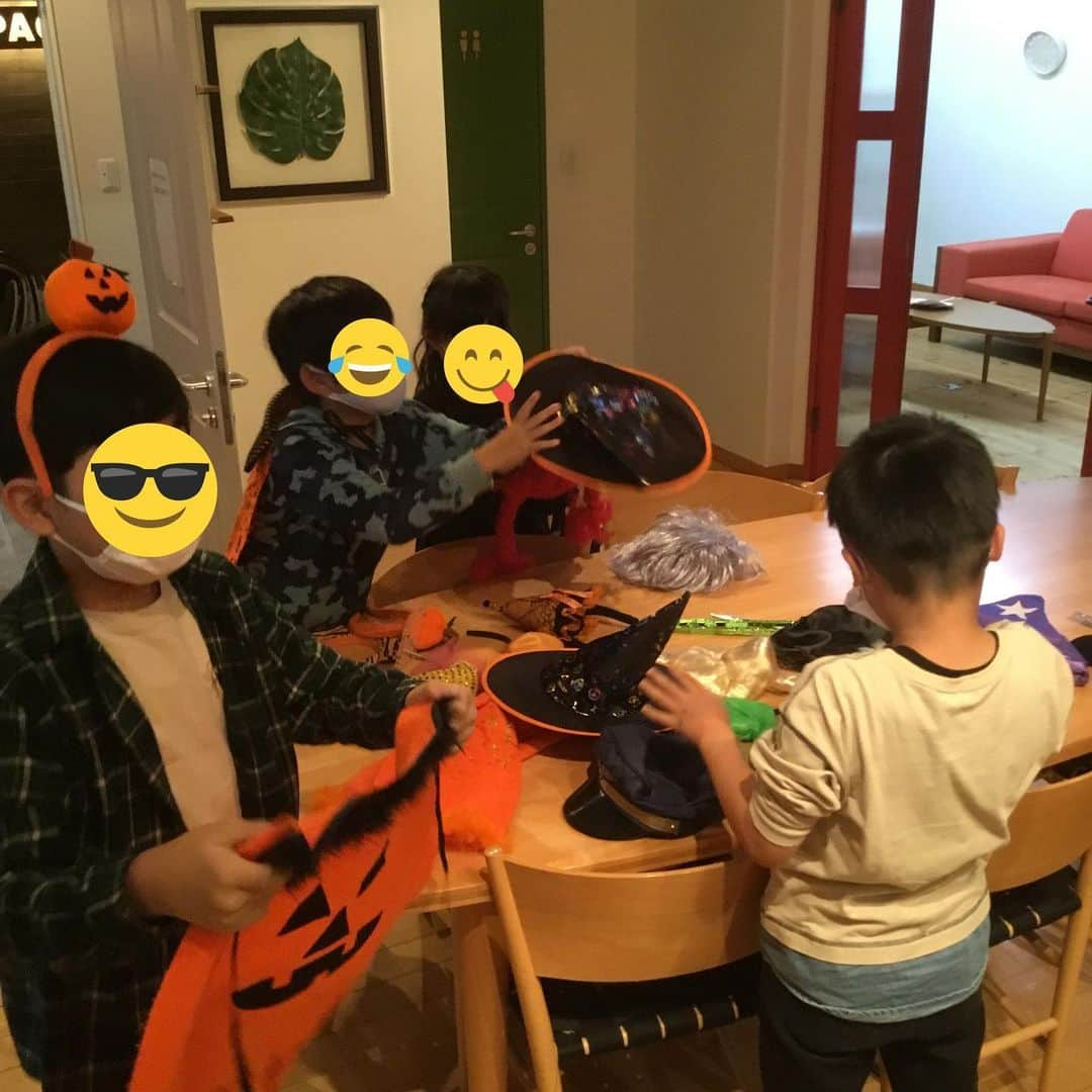 ユーロ英会話クラブさんのインスタグラム写真 - (ユーロ英会話クラブInstagram)「Halloween lesson🎃 先週のキッズレッスンはハロウィーンレッスンでした。  長久手校では、用意した仮装グッズで好きな仮装をしてレッスンを受けたり👻 東浦校でも、とってもかわいいプリンセスなどの服装で来てくれる子たちがいました💘  帰りには先生から”Trick or Treat"でプチギフト🎁 みんなの楽しそうな顔がとってもうれしかったです。  写真は長久手校の生徒さんたちです。なるべくたくさん載せたいので、2回に分けますね🎵  キッズ、大人とも随時体験レッスン受付中です。 ご興味ありましたら、ご連絡くださいね。 ＝＝＝＝＝＝＝＝＝＝＝＝＝ サチフル英会話クラブ http://sachifull.com/ ☎0561-76-9517（代表）  長久手本校 (長久手アピタ北側出口　徒歩1分) ●ベビークラス●キッズクラス●大人クラス●子連れOKクラス 東浦校 (石浜駅　徒歩3分) ●キッズクラス●大人クラス ＝＝＝＝＝＝＝＝＝＝＝＝＝＝  ⁡ #英語 #英会話 #英会話教室 #英会話スクール #キッズ英会話 #英語の勉強 #べびー #ベビー #子供 #子ども #キッズ #小学生 #中学生 #子連れ #子連れママ #ママ #初級 #超初級 #英会話初心者 #子供英会話 #海外旅行 #海外赴任 #留学 #instastudy #長久手 #東浦 #サチフル英会話クラブ #サチフル #Halloweenlesson」10月31日 20時03分 - sachifull.english.club